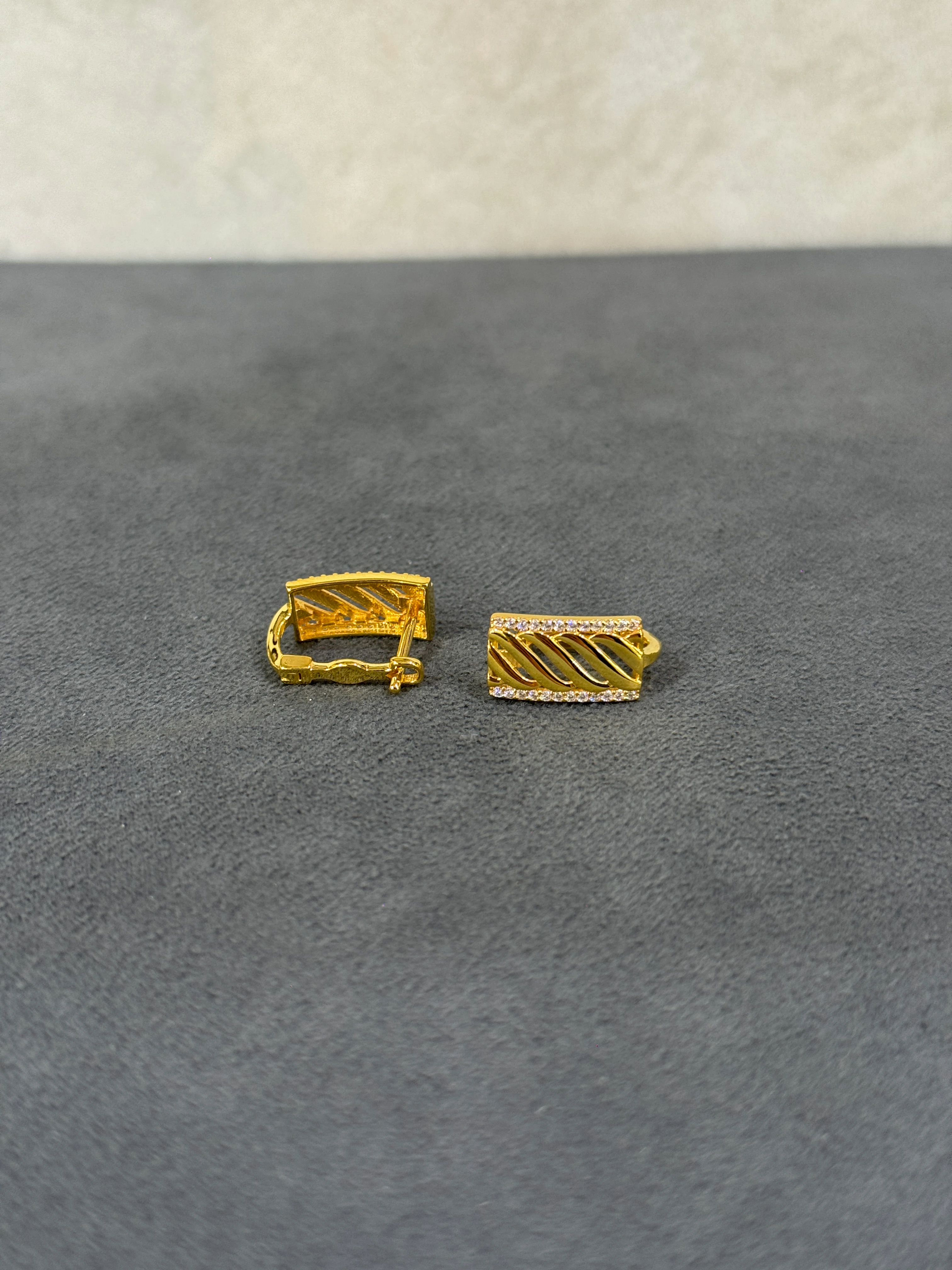 8 Ayar Altın J Küpe