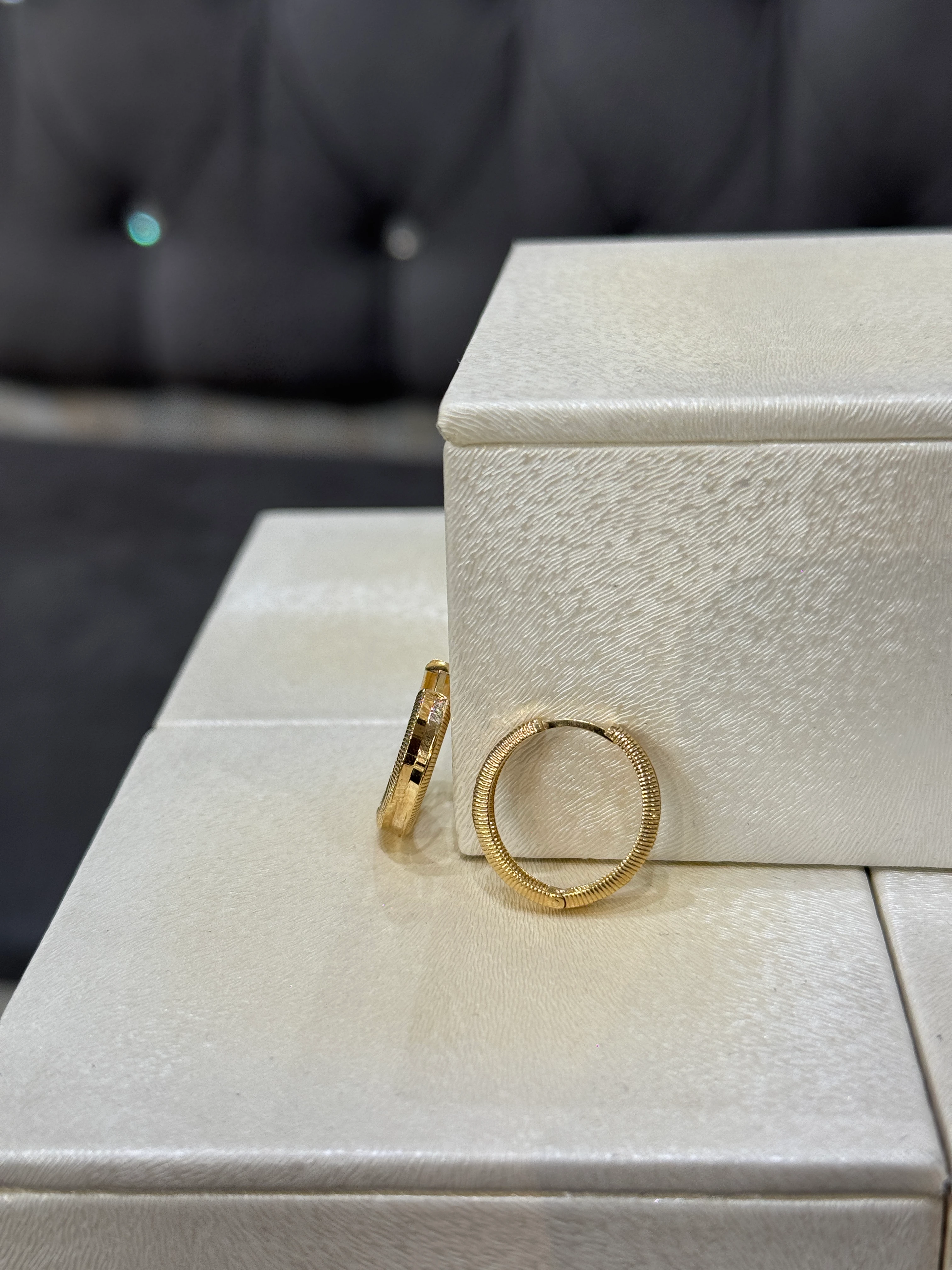 8 AYAR ALTIN MAT DETAYLI GİZLİ KİLİT AJDA HALKA KÜPE (orta boy)