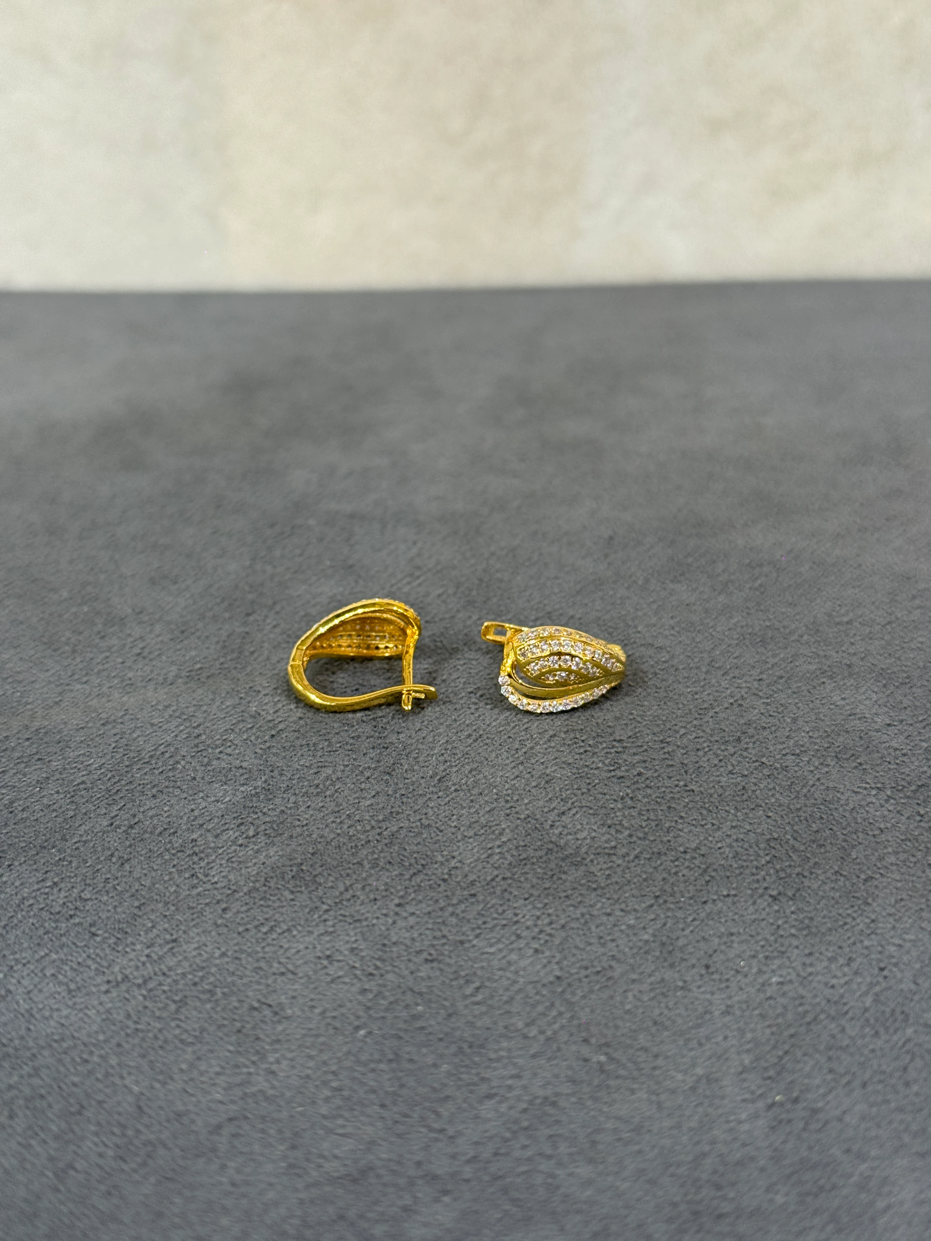 8 Ayar Altın Taşlı J Küpe