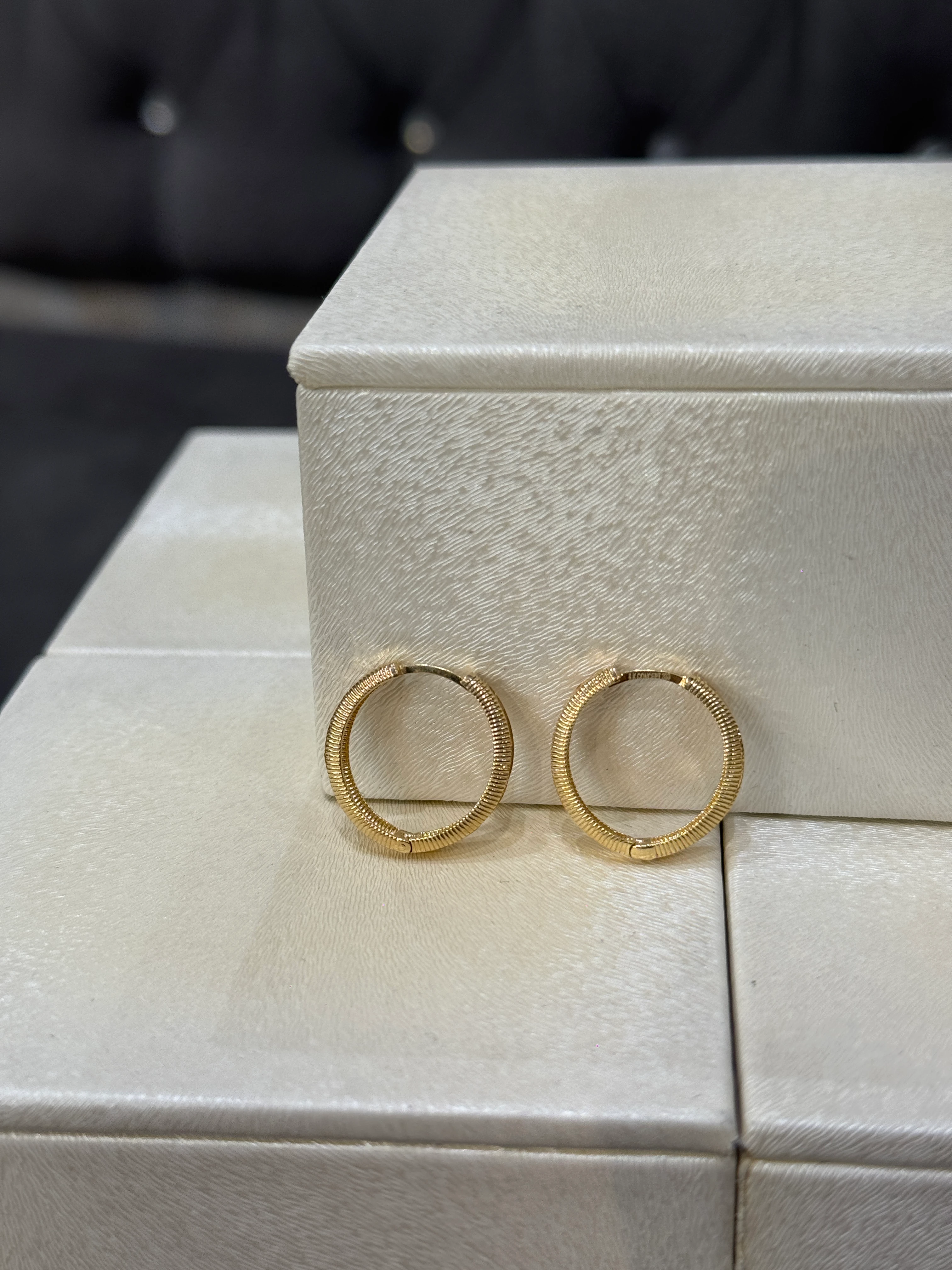 8 AYAR ALTIN MAT DETAYLI GİZLİ KİLİT AJDA HALKA KÜPE (orta boy)