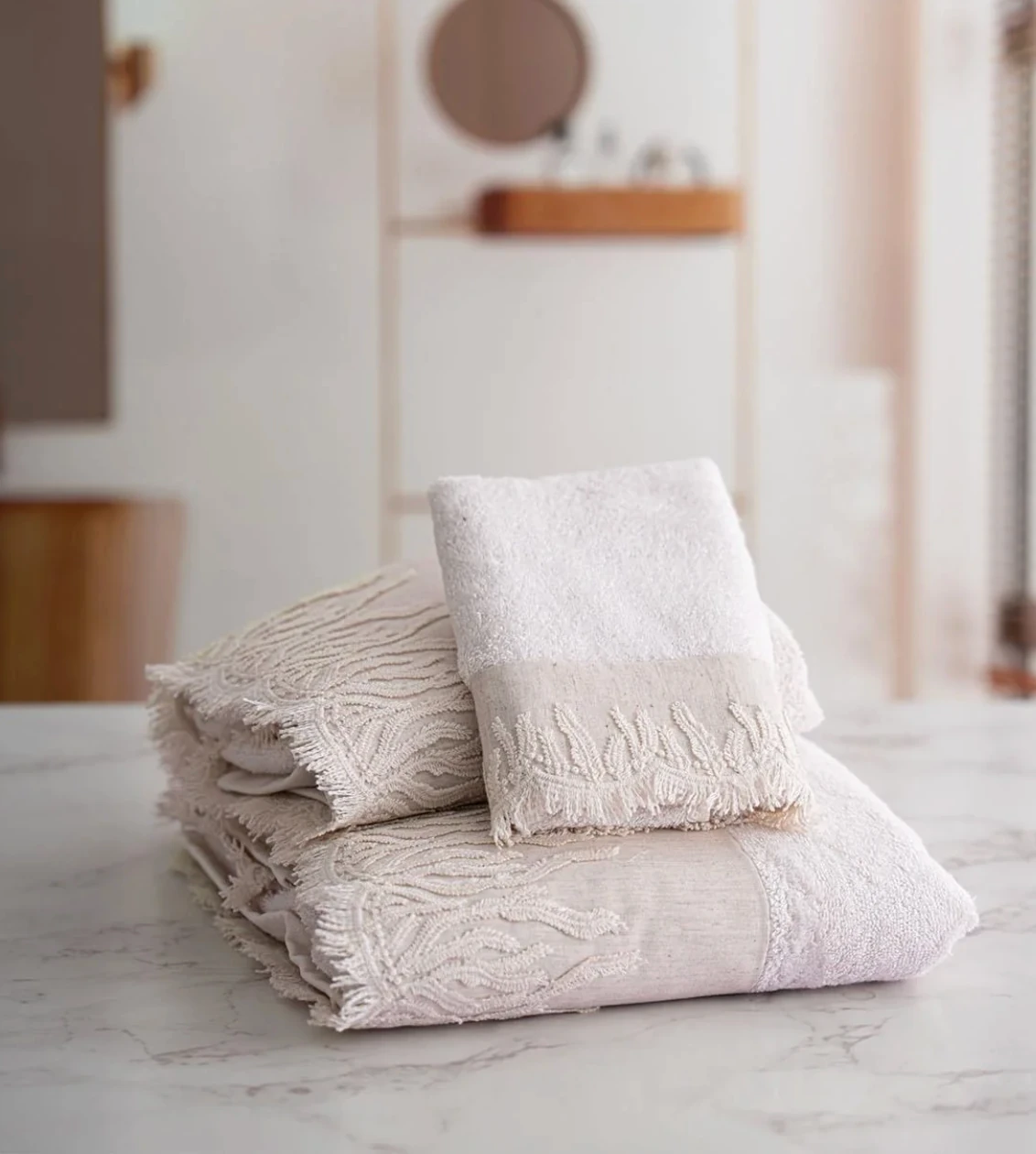 Nazik Home - Mercan İşlemeli Püsküllü Banyo Havlusu (90 x 150 cm)