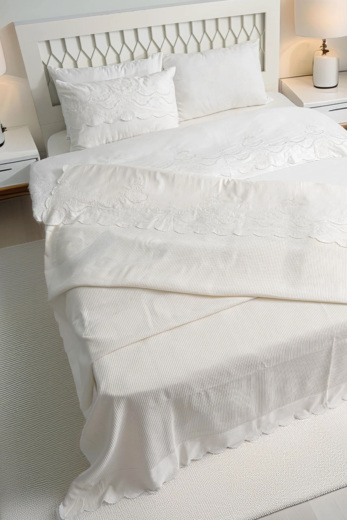 Nazik Home - Hanzade Çiçek İşlemeli Çift Kişilik 7 Parça Nevresim + Pike Set