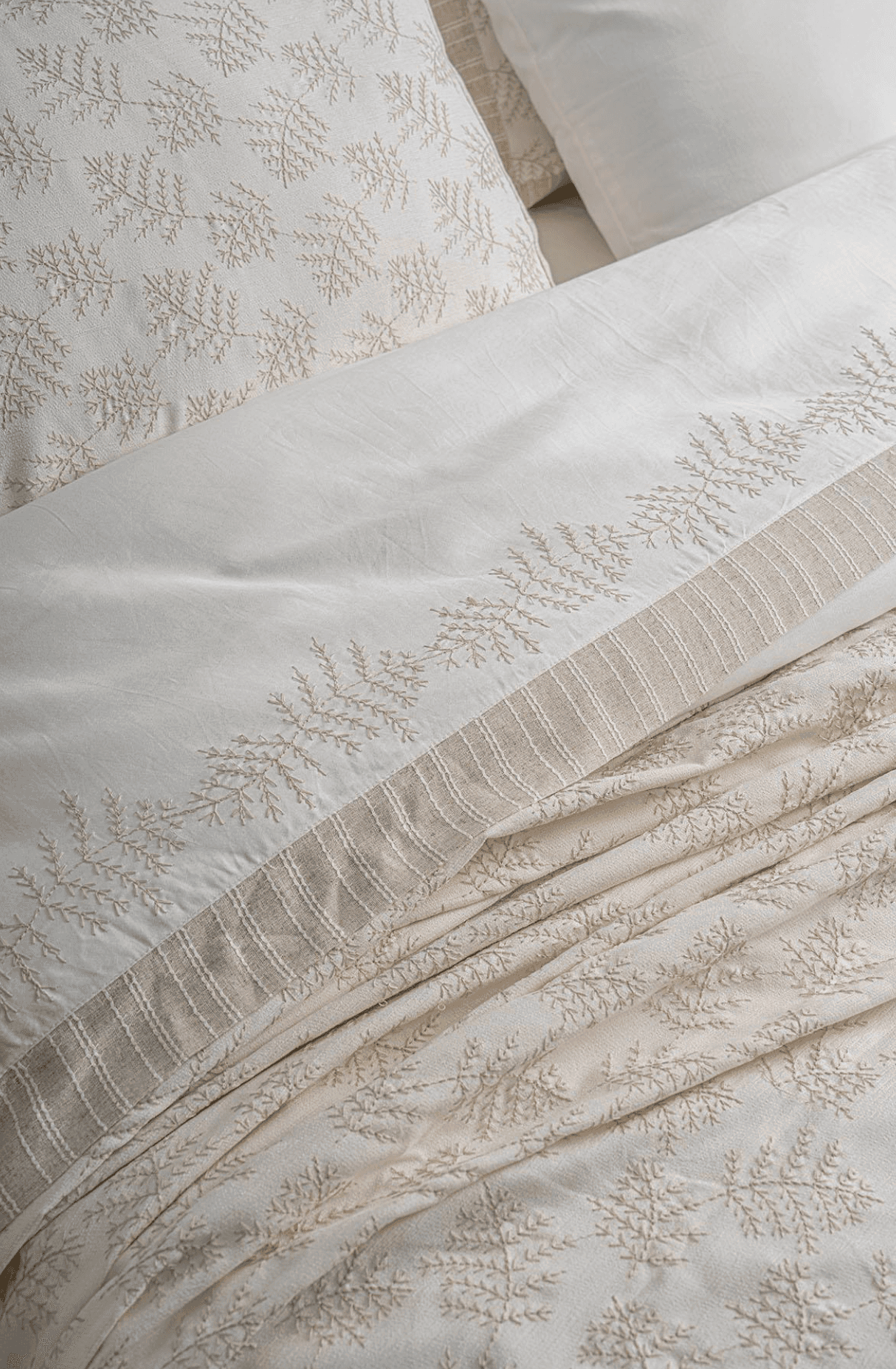 Nazik Home - Arista Yaprak İşlemeli Çift Kişilik 9 Parça Nevresim + Pike Set