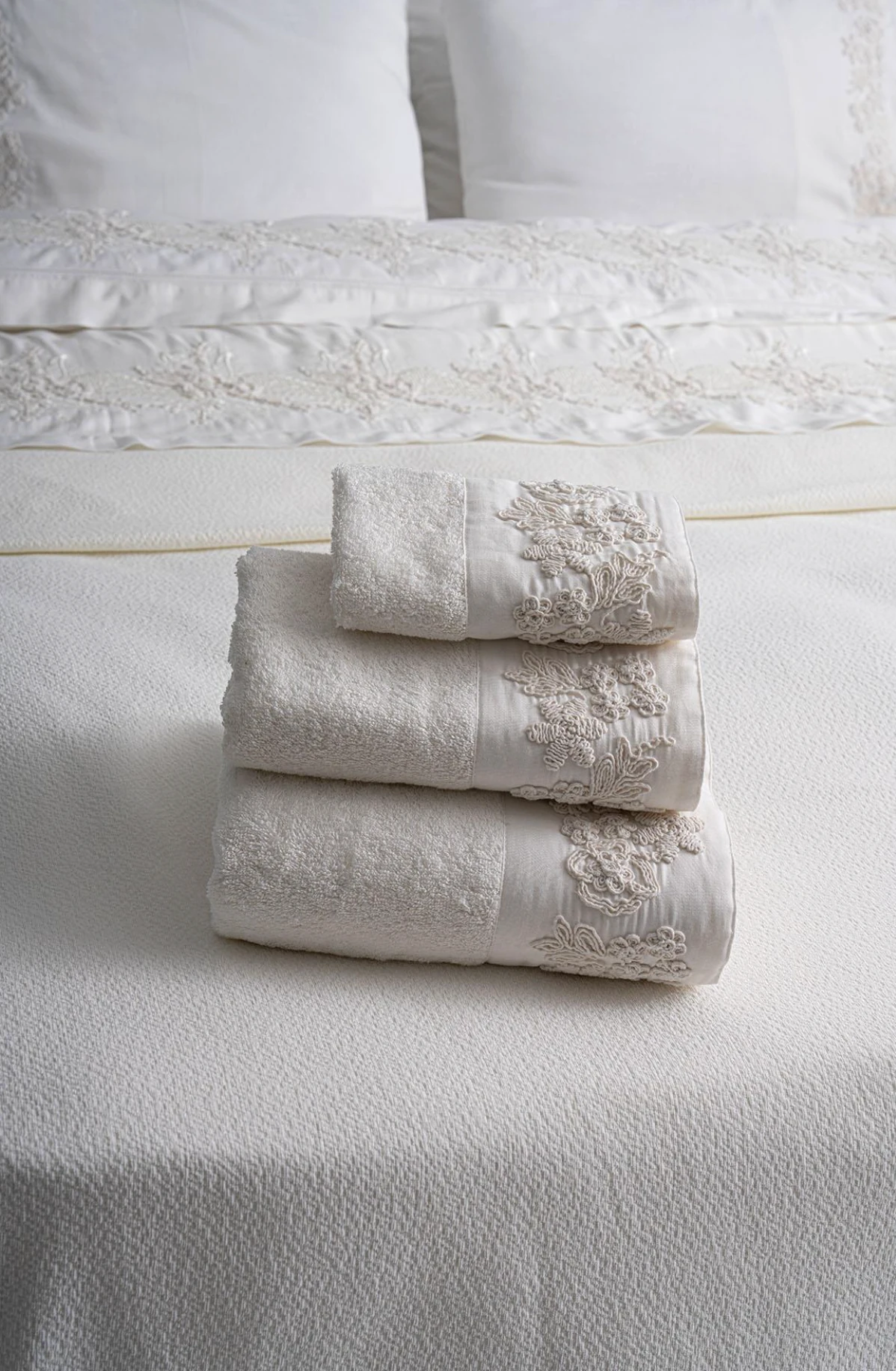 Nazik Home - Madeira 3 Boyutlu Örgü Çiçek İşlemeli Çift Kişilik 7 Parça Nevresim + Pike Set