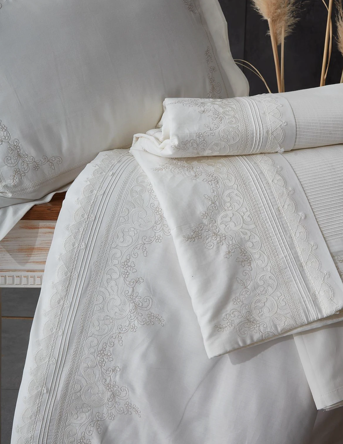 Nazik Home - Yakut İşlemeli Çift Kişilik 7 Parça Nevresim + Pike Set