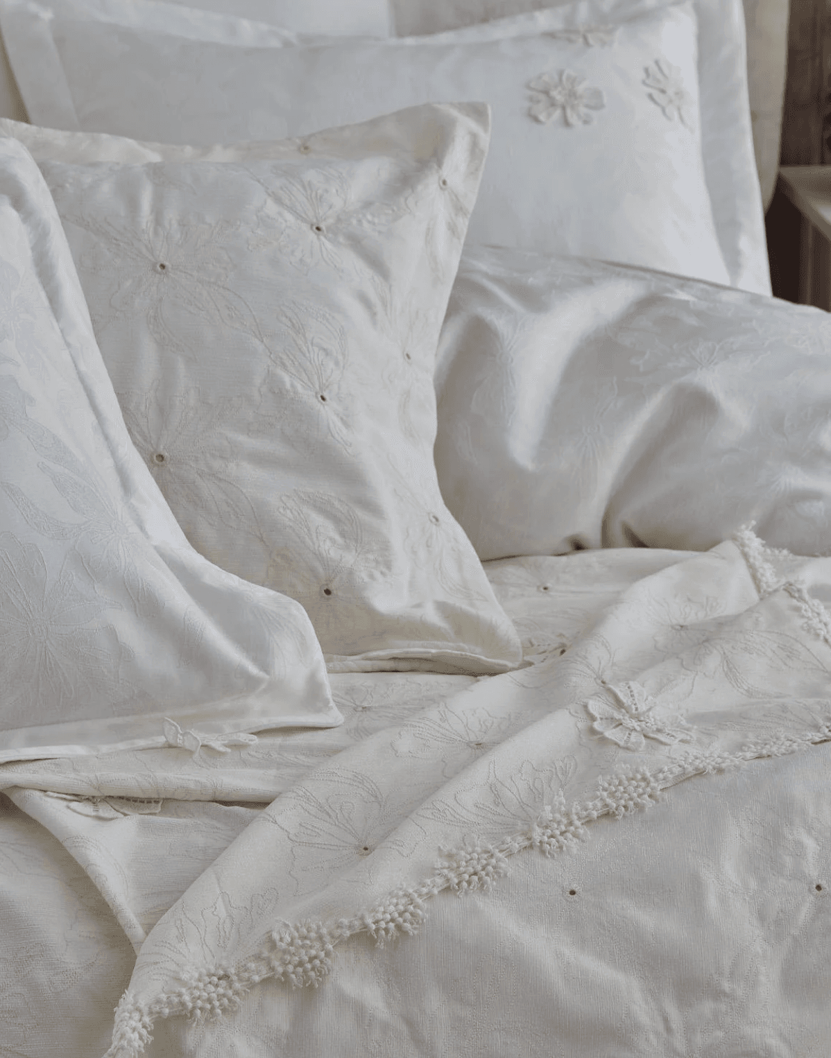 Nazik Home - Nergiz Çiçek İşlemeli Çift Kişilik 9 Parça Nevresim + Pike Set