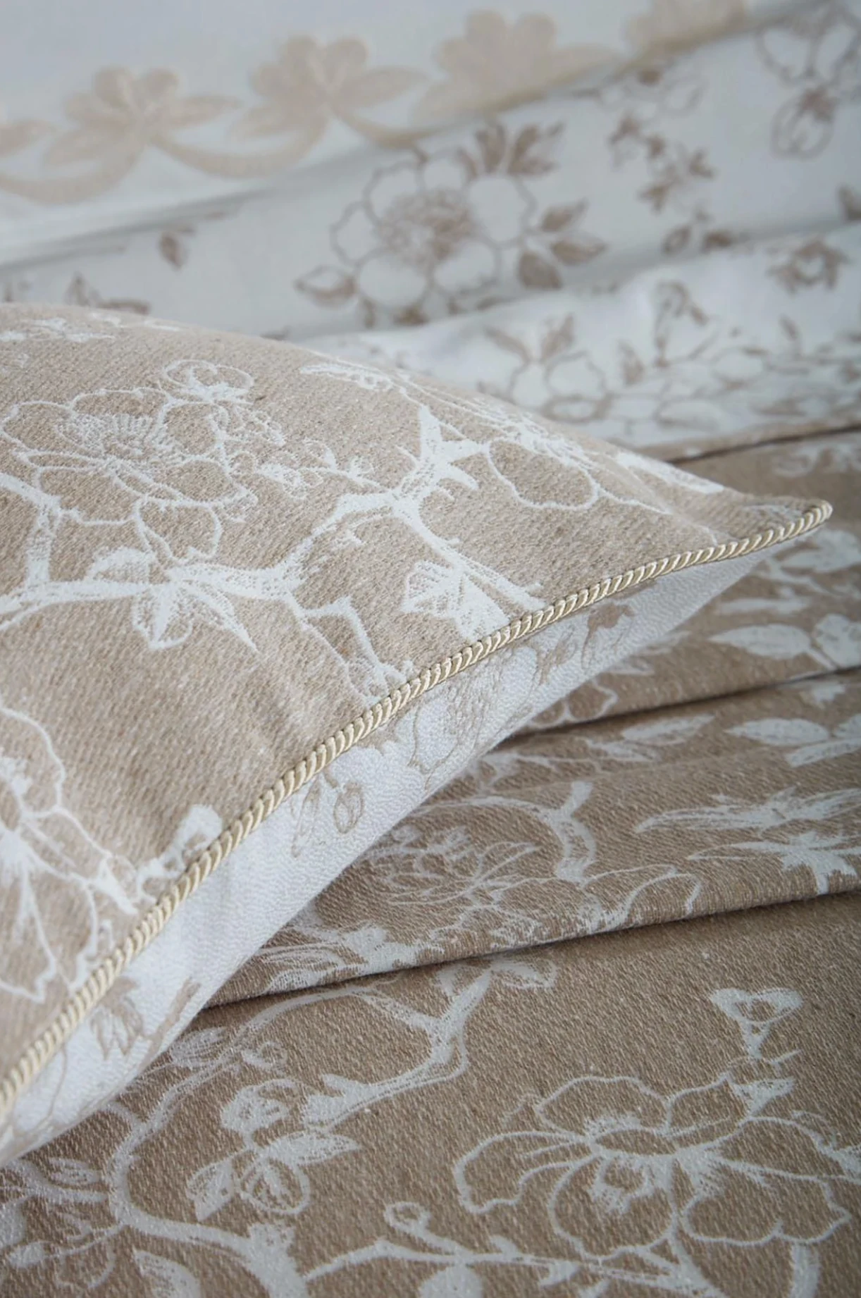 Nazik Home - Dante Çiçek Nakışlı Çift Kişilik 10 Parça Nevresim + Pike Set