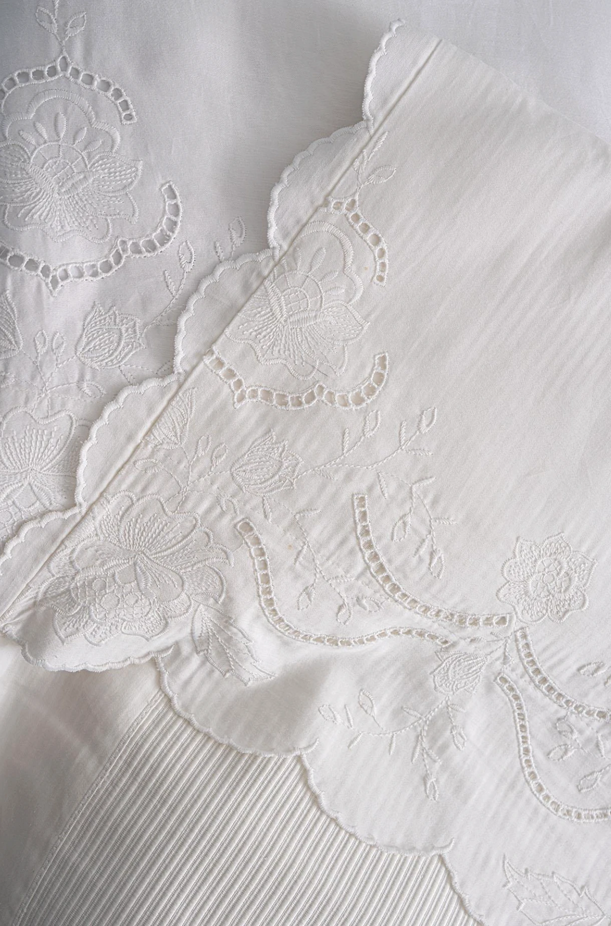 Nazik Home - Hanzade Çiçek İşlemeli Çift Kişilik 7 Parça Nevresim + Pike Set