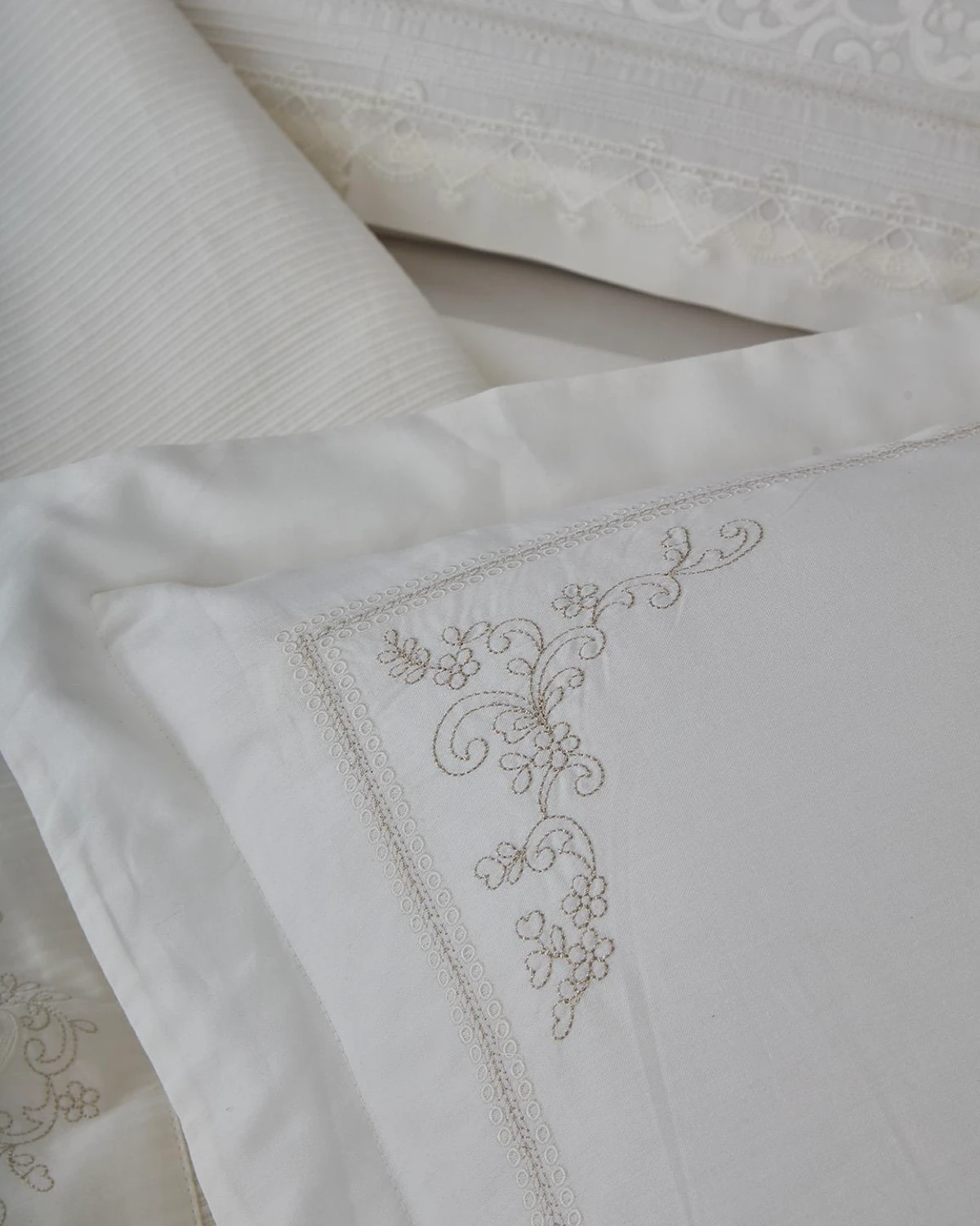 Nazik Home - Yakut İşlemeli Çift Kişilik 7 Parça Nevresim + Pike Set