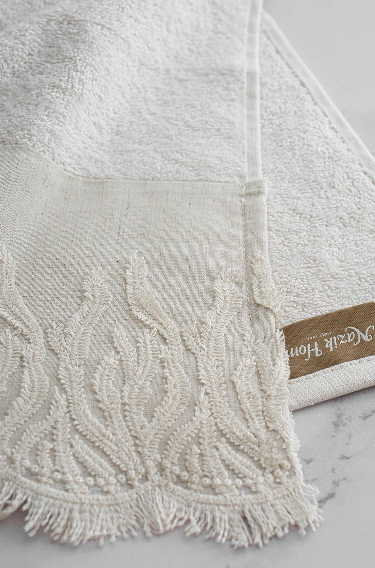 Nazik Home - Mercan İşlemeli Püsküllü Banyo Havlusu (90 x 150 cm)