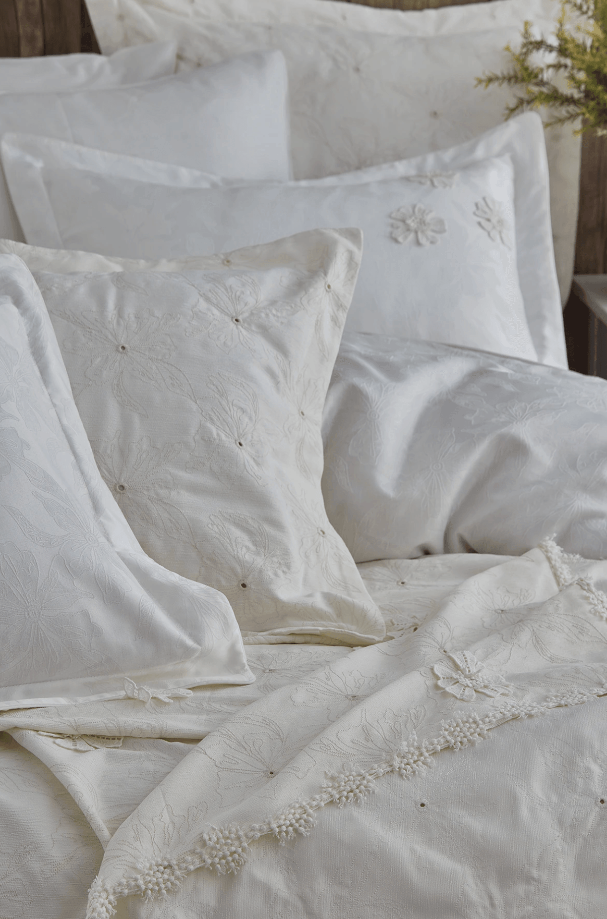 Nazik Home - Nergiz Çiçek İşlemeli Çift Kişilik 9 Parça Nevresim + Pike Set