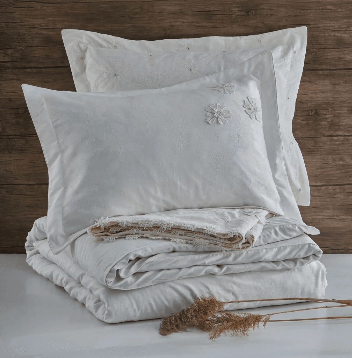 Nazik Home - Nergiz Çiçek İşlemeli Çift Kişilik 9 Parça Nevresim + Pike Set