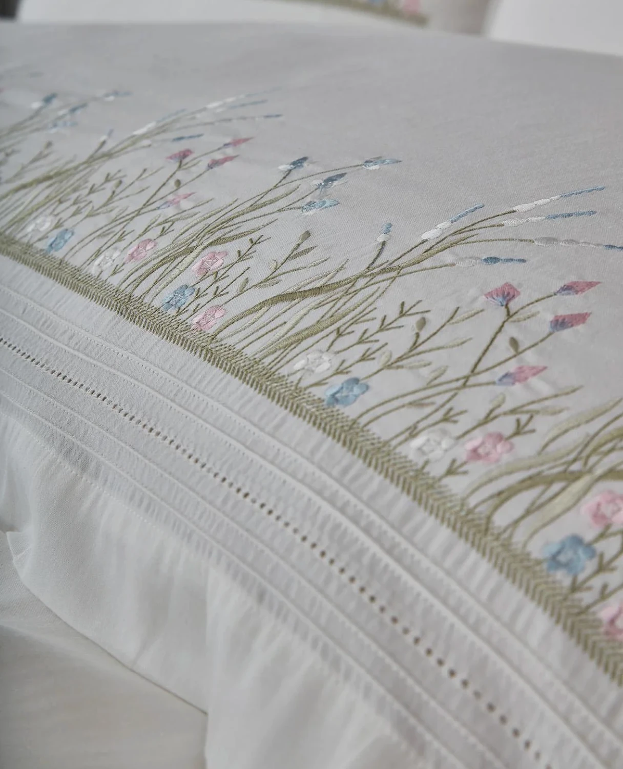 Nazik Home - Masal İşlemeli Çift Kişilik 7 Parça Nevresim + Pike Set