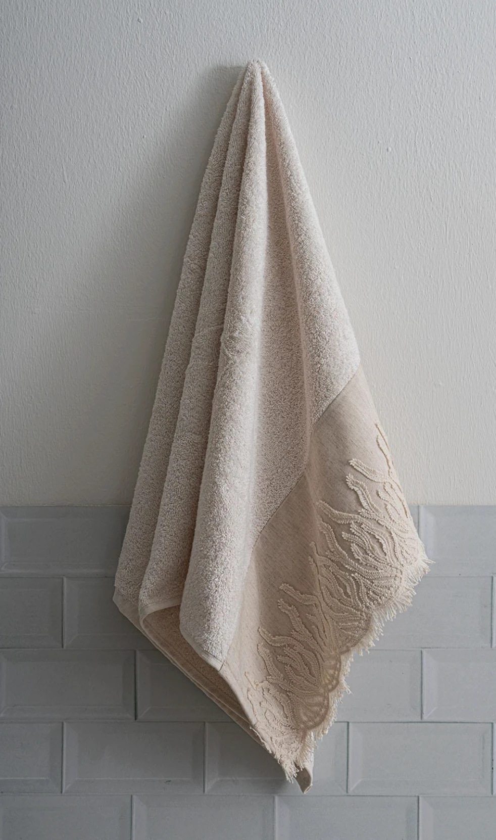 Nazik Home - Mercan İşlemeli Püsküllü Banyo Havlusu (90 x 150 cm)