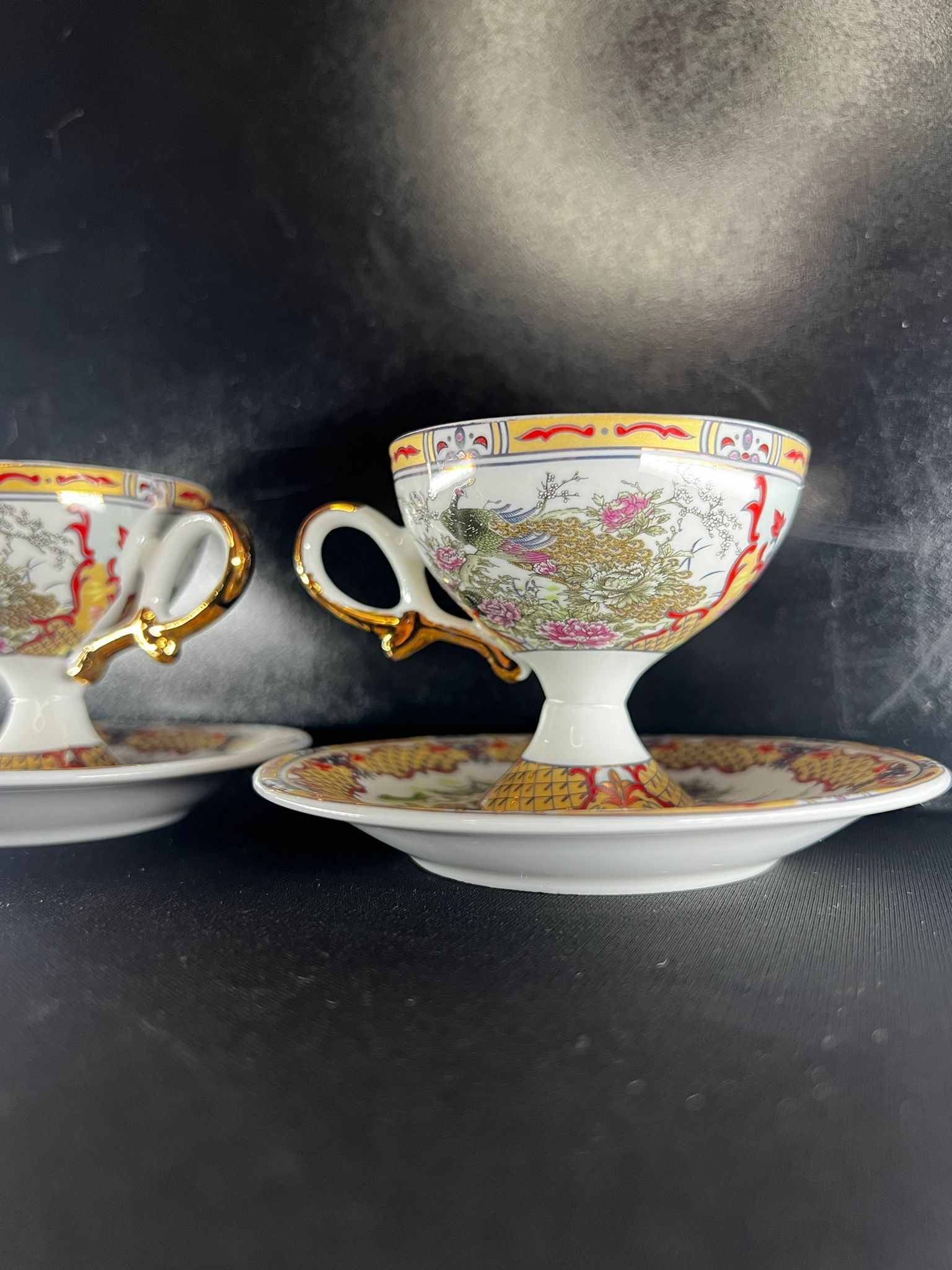 Vintage Kosova Fine China – Altın Yaldızlı Tavus Kuşu Desenli Porselen Çay Takımı (2 Kupa + 2 Tabak) Vintage Çay Takımı
