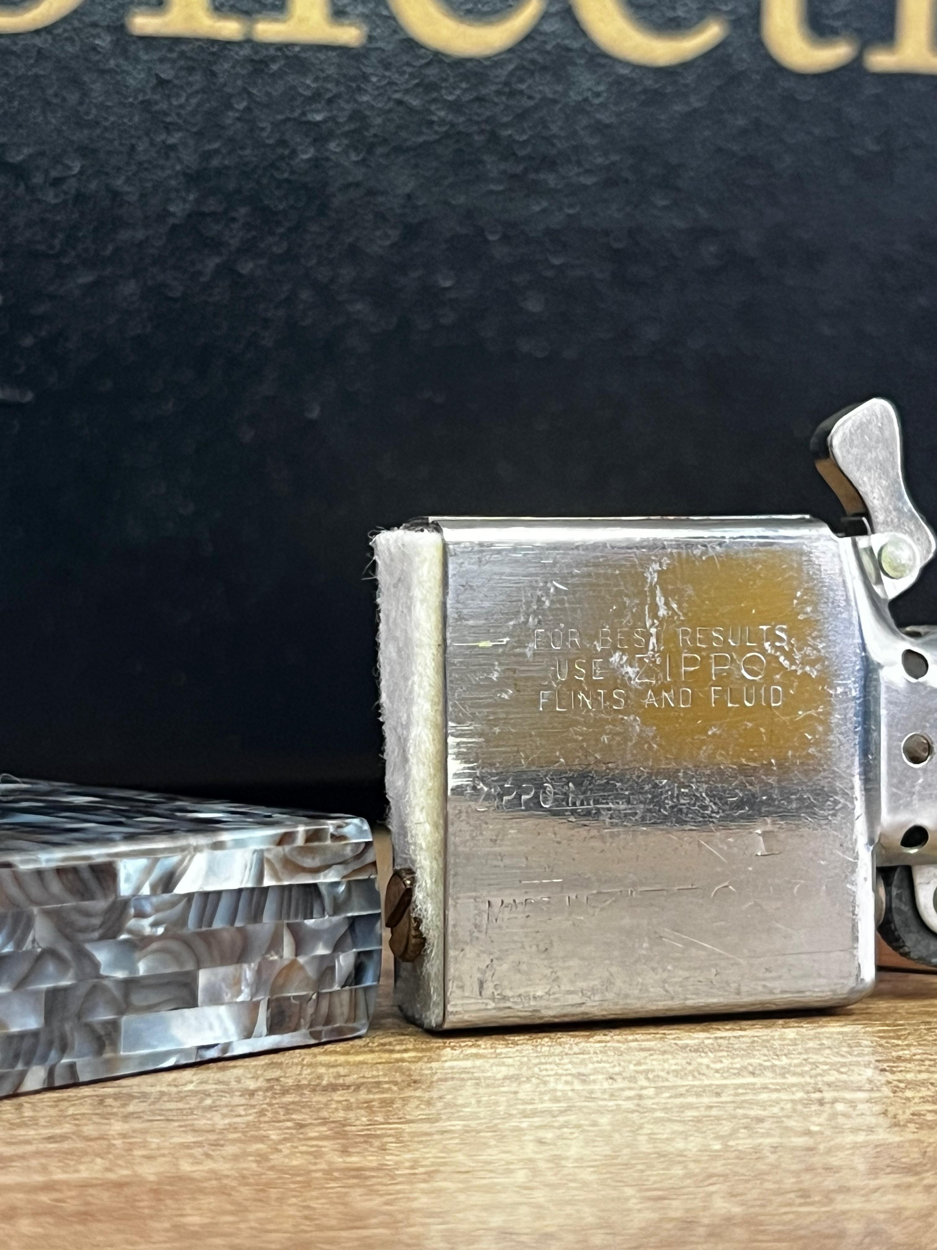 El İşçiliğinin Zarafeti Gerçek Sedef Kaplama Zippo