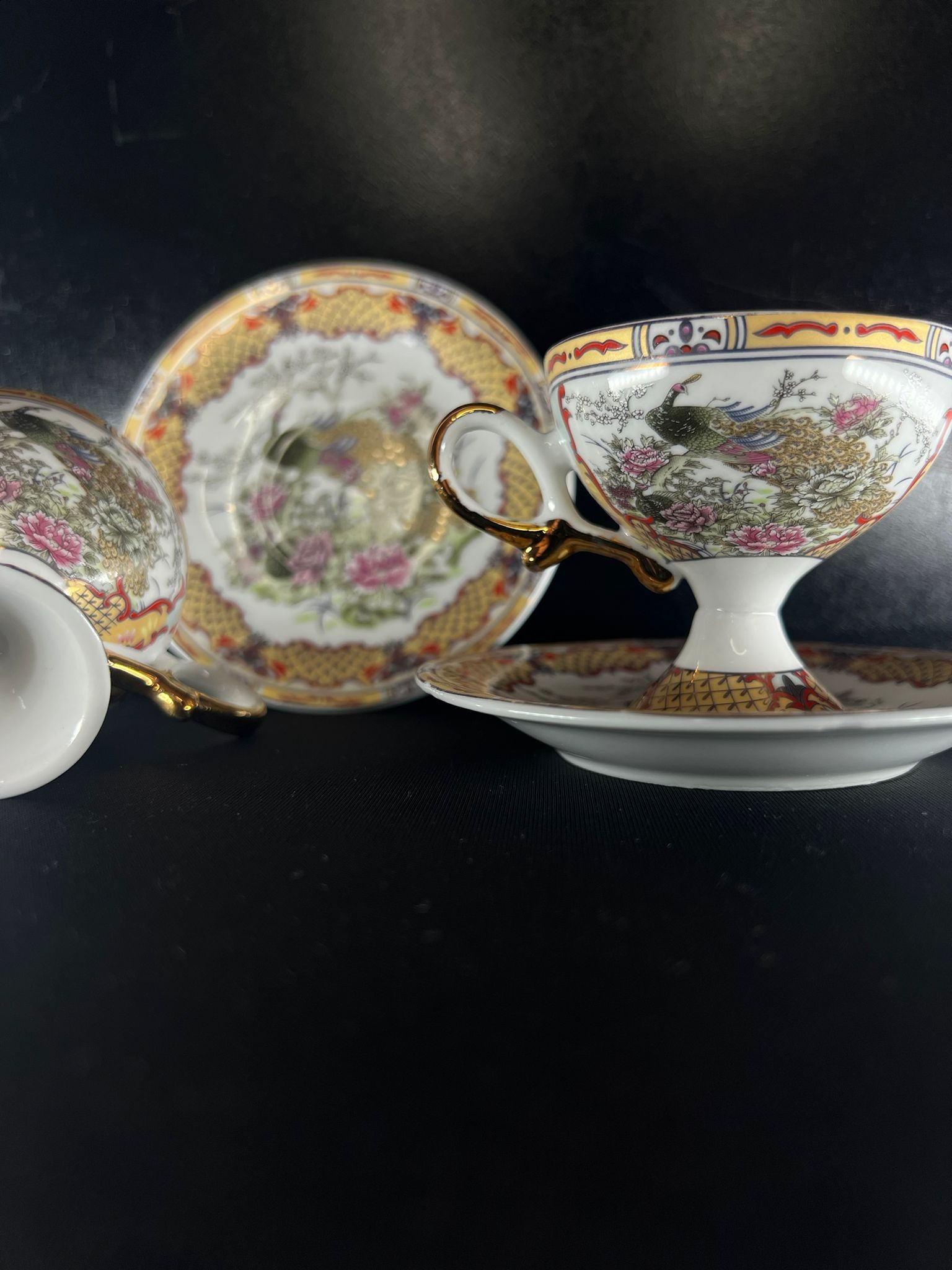 Vintage Kosova Fine China – Altın Yaldızlı Tavus Kuşu Desenli Porselen Çay Takımı (2 Kupa + 2 Tabak) Vintage Çay Takımı