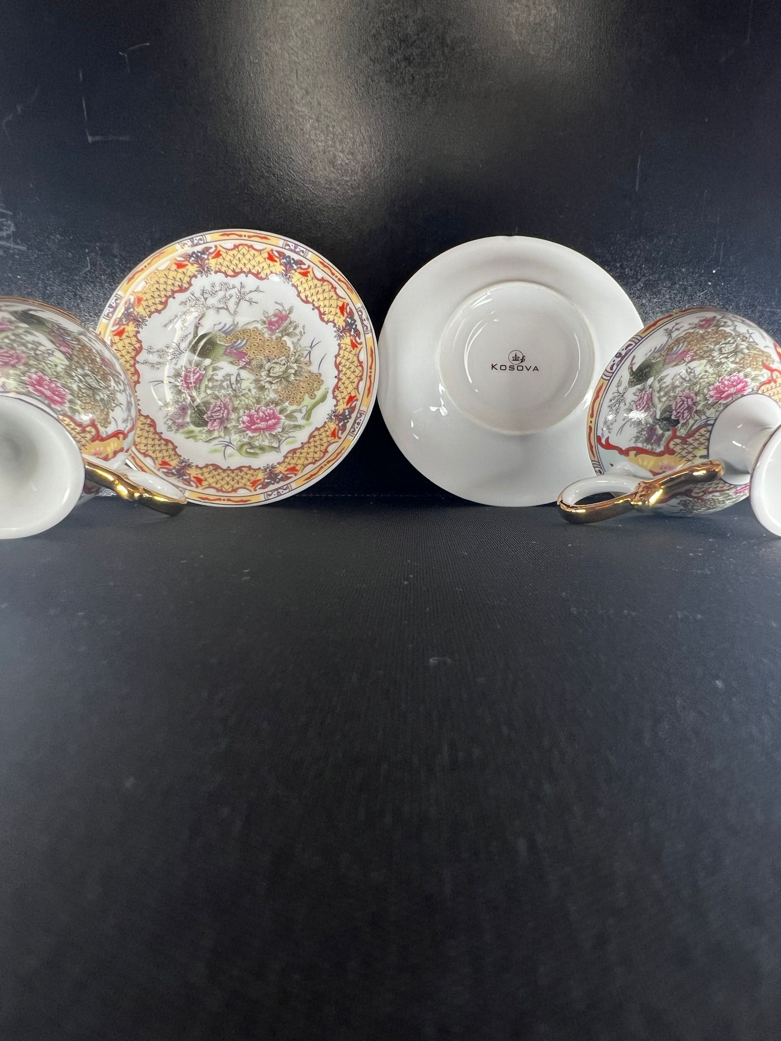 Vintage Kosova Fine China – Altın Yaldızlı Tavus Kuşu Desenli Porselen Çay Takımı (2 Kupa + 2 Tabak) Vintage Çay Takımı