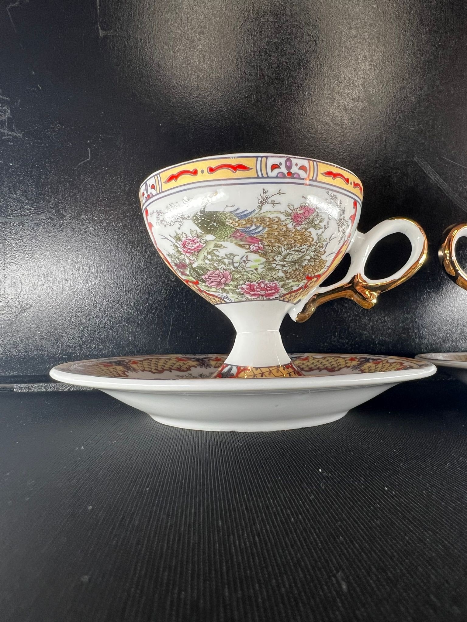 Vintage Kosova Fine China – Altın Yaldızlı Tavus Kuşu Desenli Porselen Çay Takımı (2 Kupa + 2 Tabak) Vintage Çay Takımı