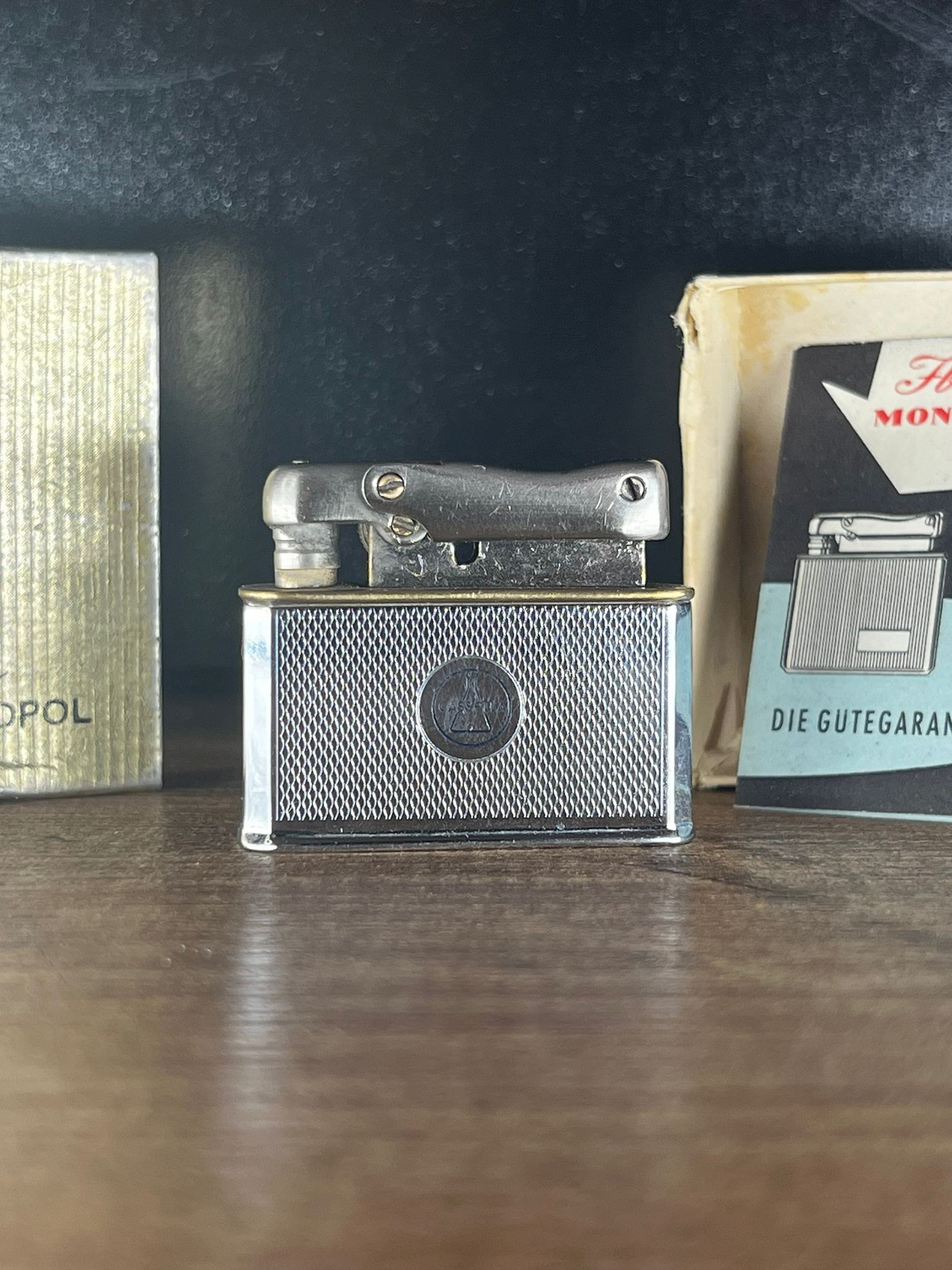 Alman İşi Zarafet Thelo Monopol x Cassella Promosyon Çakmağı (1950’ler) image