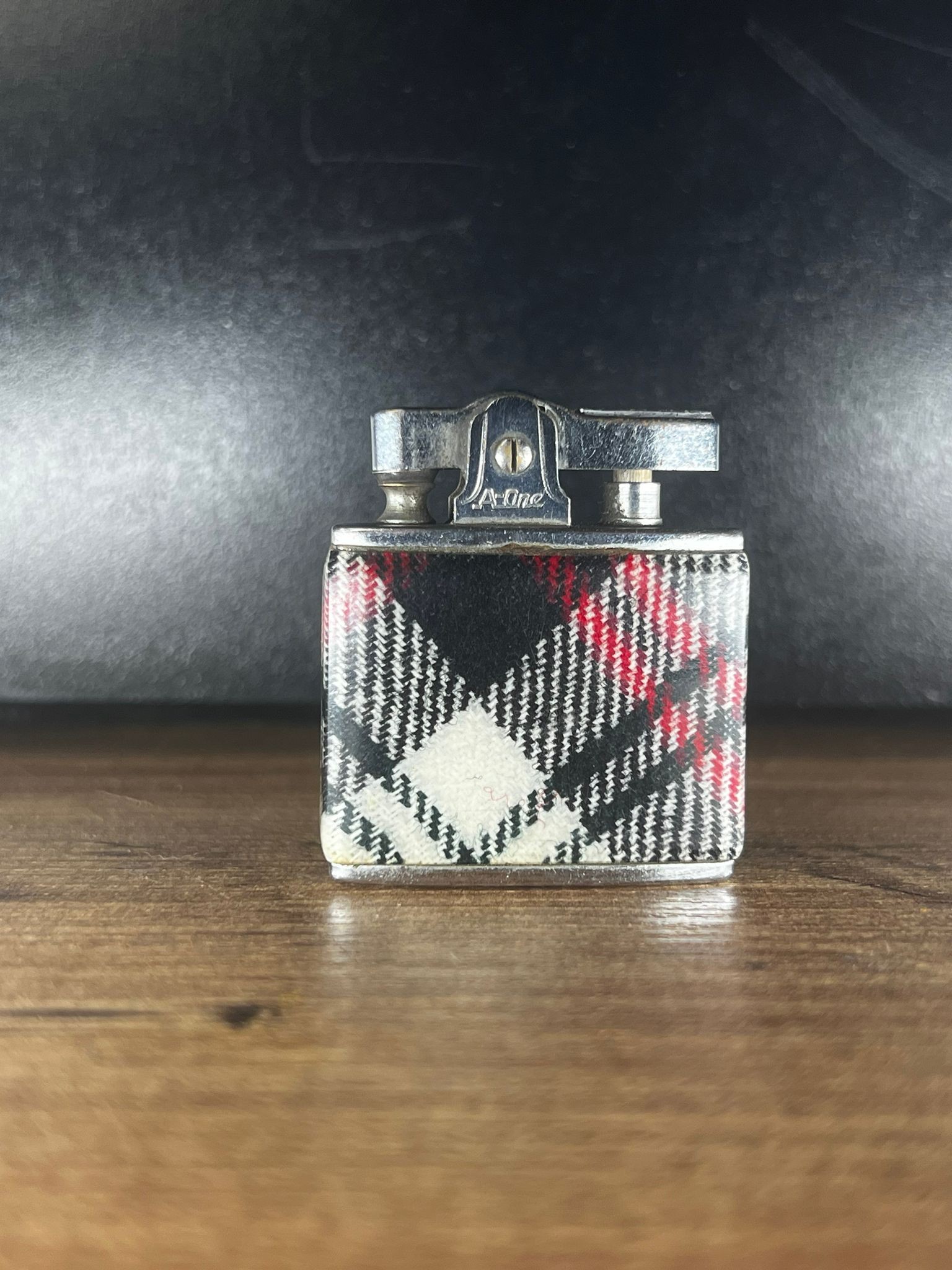 Corona Deluxe Ar-One – Vintage Ekose Kumaş Kaplama Model antika çakmak