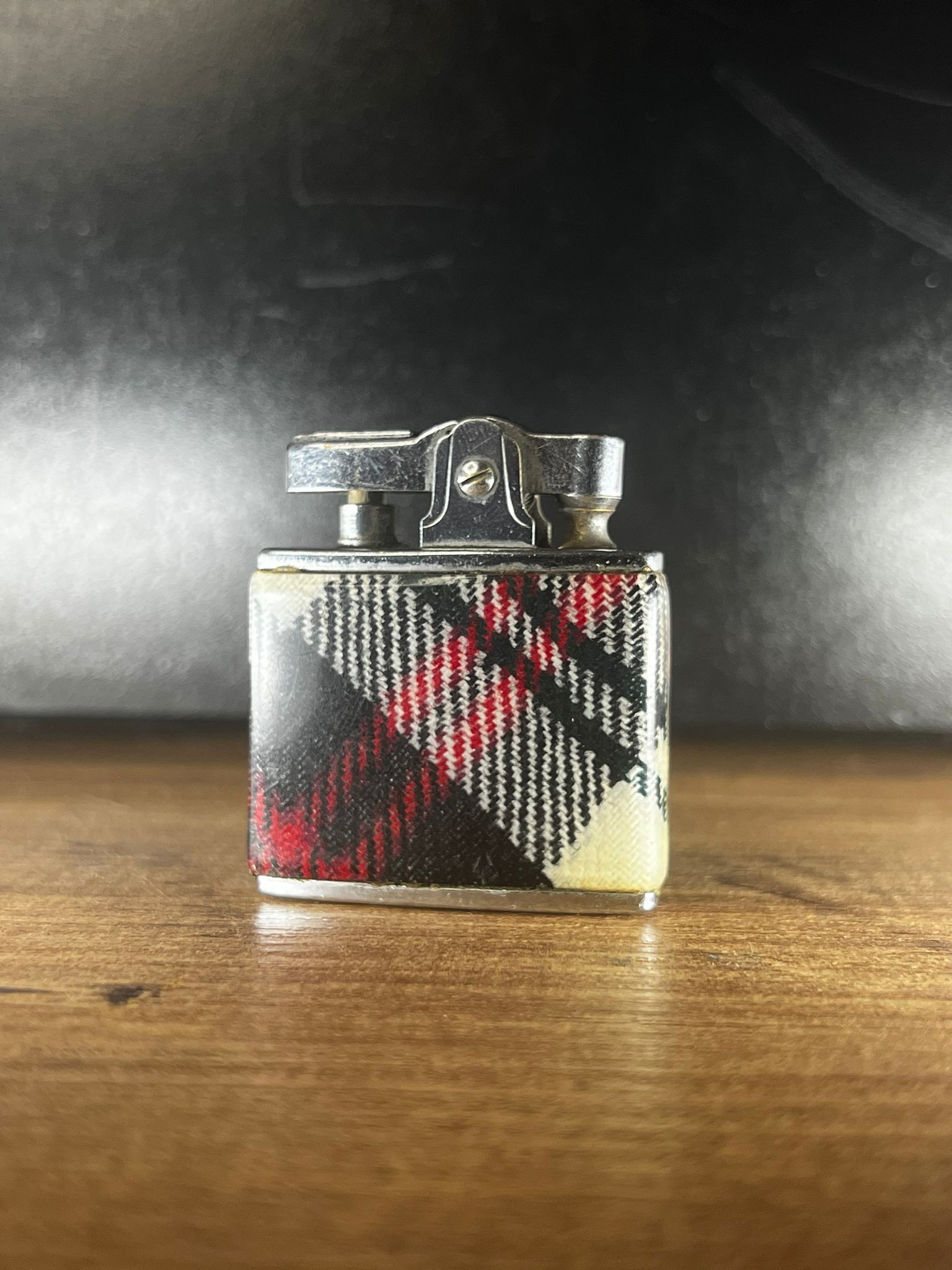 Corona Deluxe Ar-One – Vintage Ekose Kumaş Kaplama Model antika çakmak image