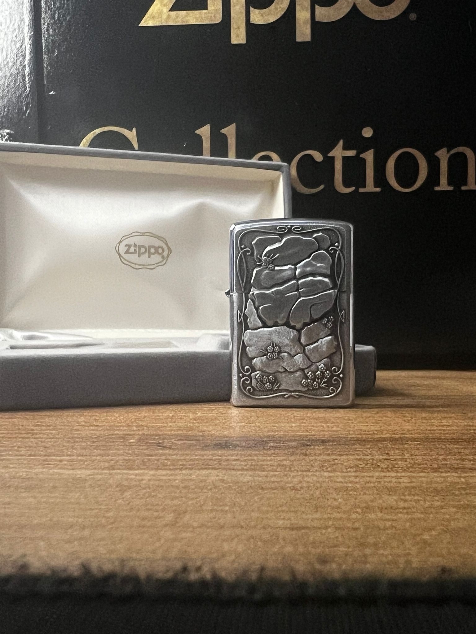 Lizard Special Edition – Taş Duvar Kabartmalı 3D Zippo Çakmak image