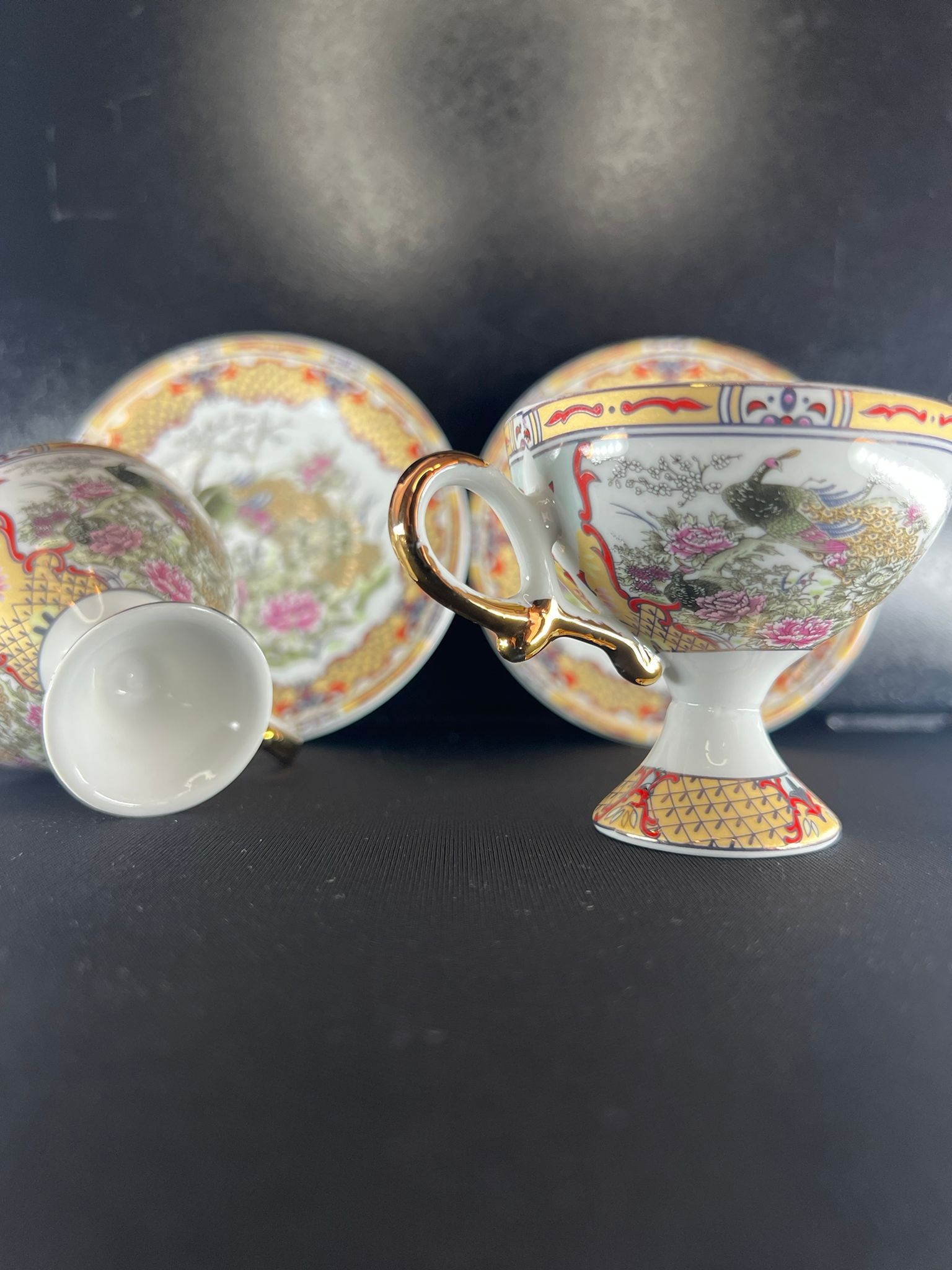 Vintage Kosova Fine China – Altın Yaldızlı Tavus Kuşu Desenli Porselen Çay Takımı (2 Kupa + 2 Tabak) Vintage Çay Takımı