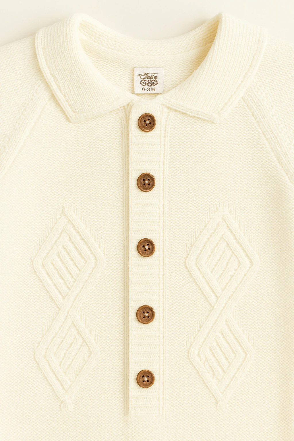 Beyaz Triko Bebek Tulum ve Şapka Seti – %100 Pamuklu, Ahşap Düğmeli, El Örgüsü Görünümlü