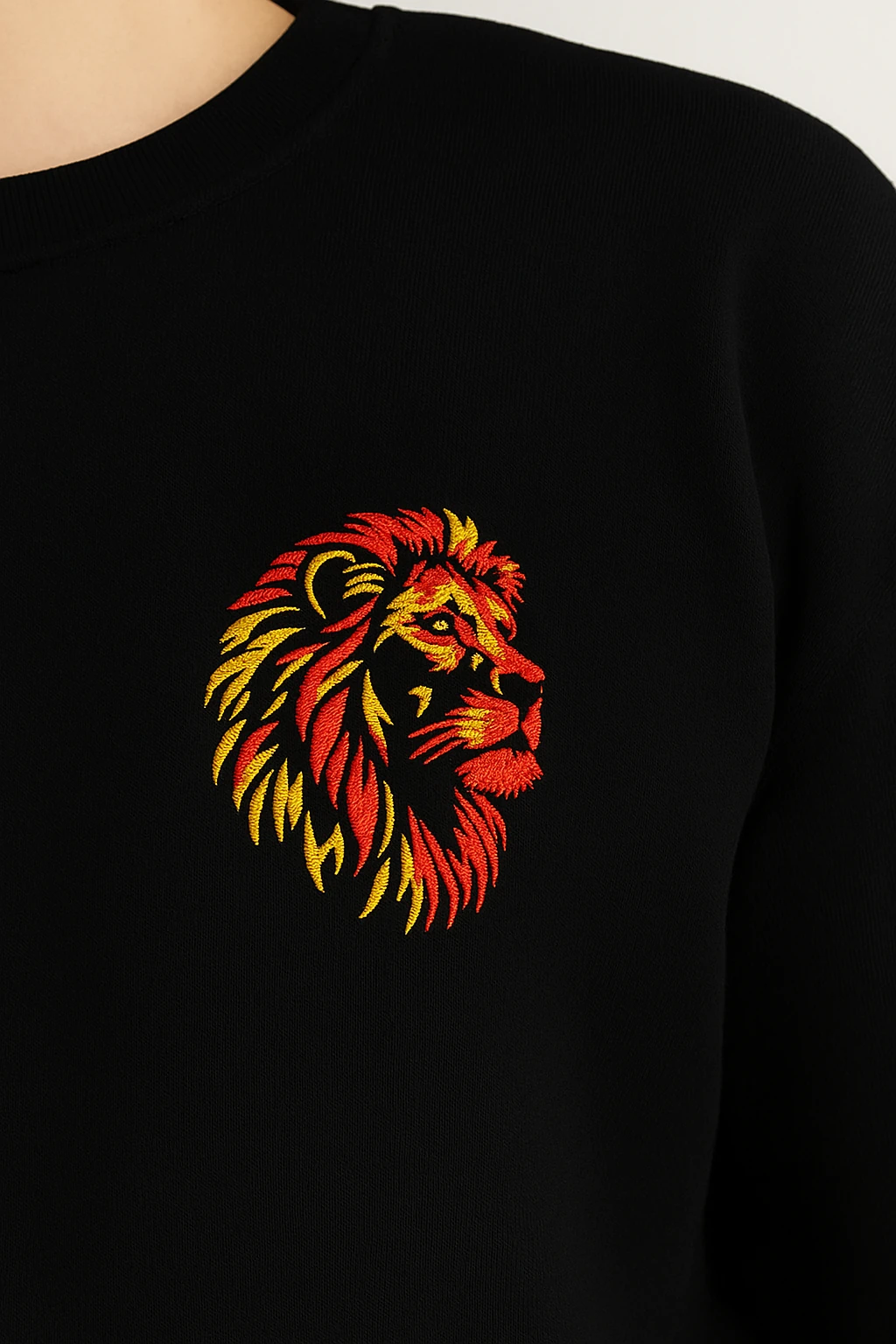 Lion on Fire - Aslan Nakışlı Siyah Sweatshirt 
