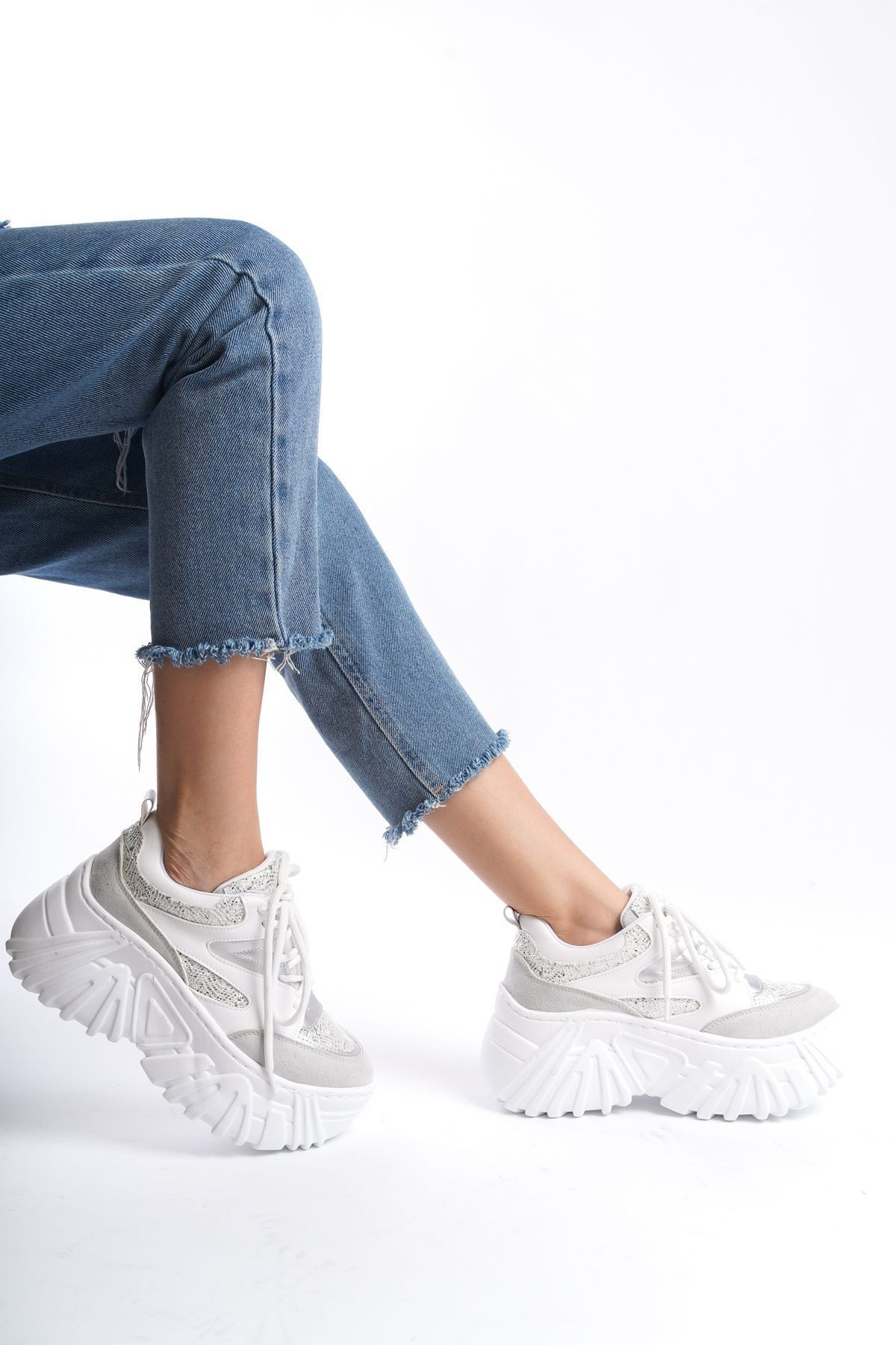 BEYAZ GRİ PIRILTI DETAYLI Bağcıklı Yüksek Taban Günlük Kadın Sneaker Spor Ayakkabı