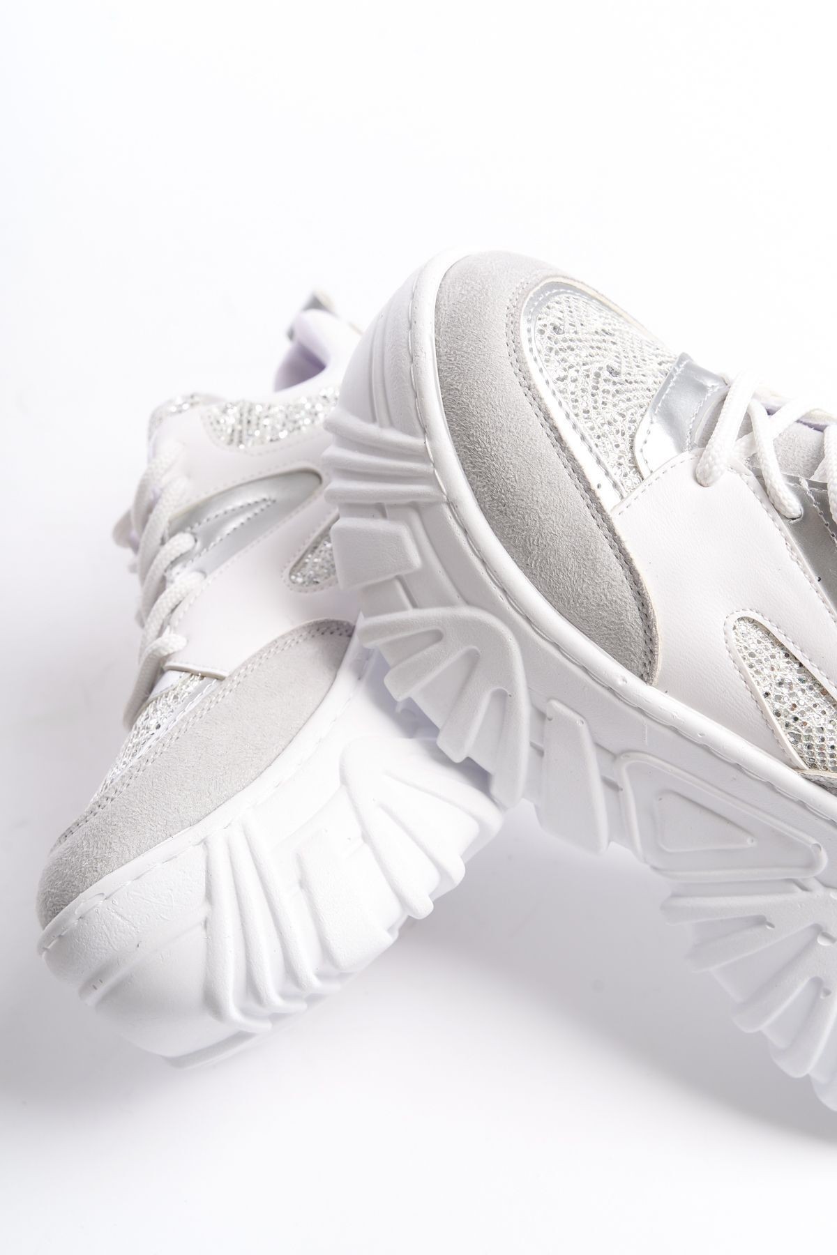 BEYAZ GRİ PIRILTI DETAYLI Bağcıklı Yüksek Taban Günlük Kadın Sneaker Spor Ayakkabı