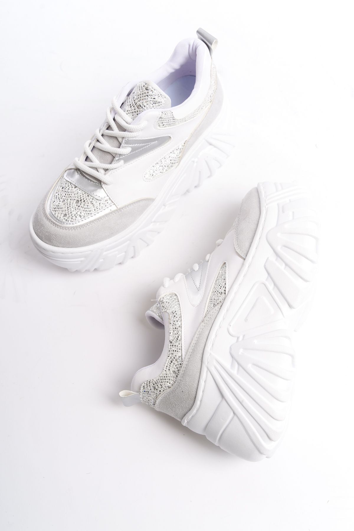 BEYAZ GRİ PIRILTI DETAYLI Bağcıklı Yüksek Taban Günlük Kadın Sneaker Spor Ayakkabı