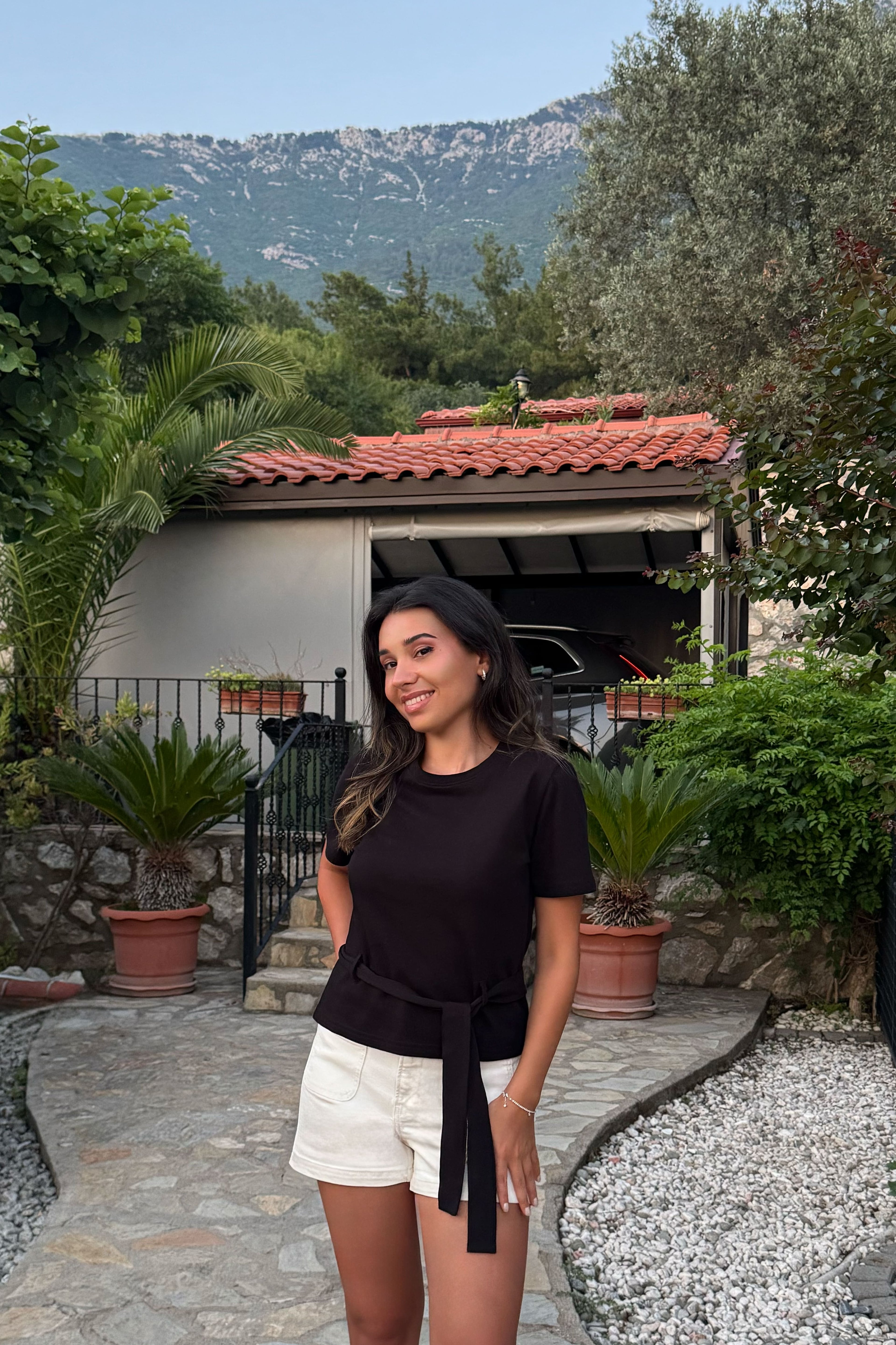 Clara Kemerli Siyah Tişört
