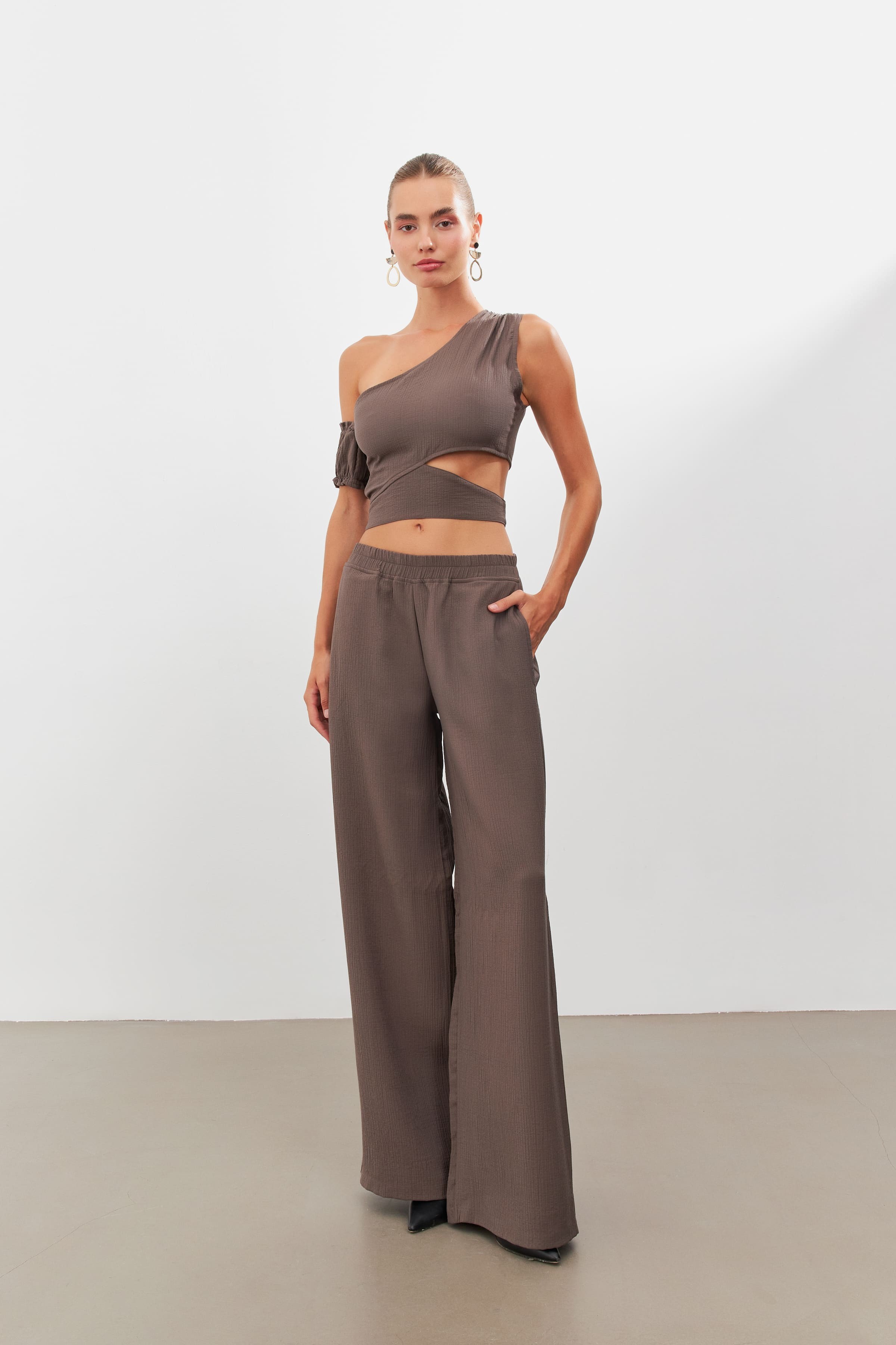 TAYLOR- ONE SHOULDER CROP TOP WITH TRIANGLE WAIST