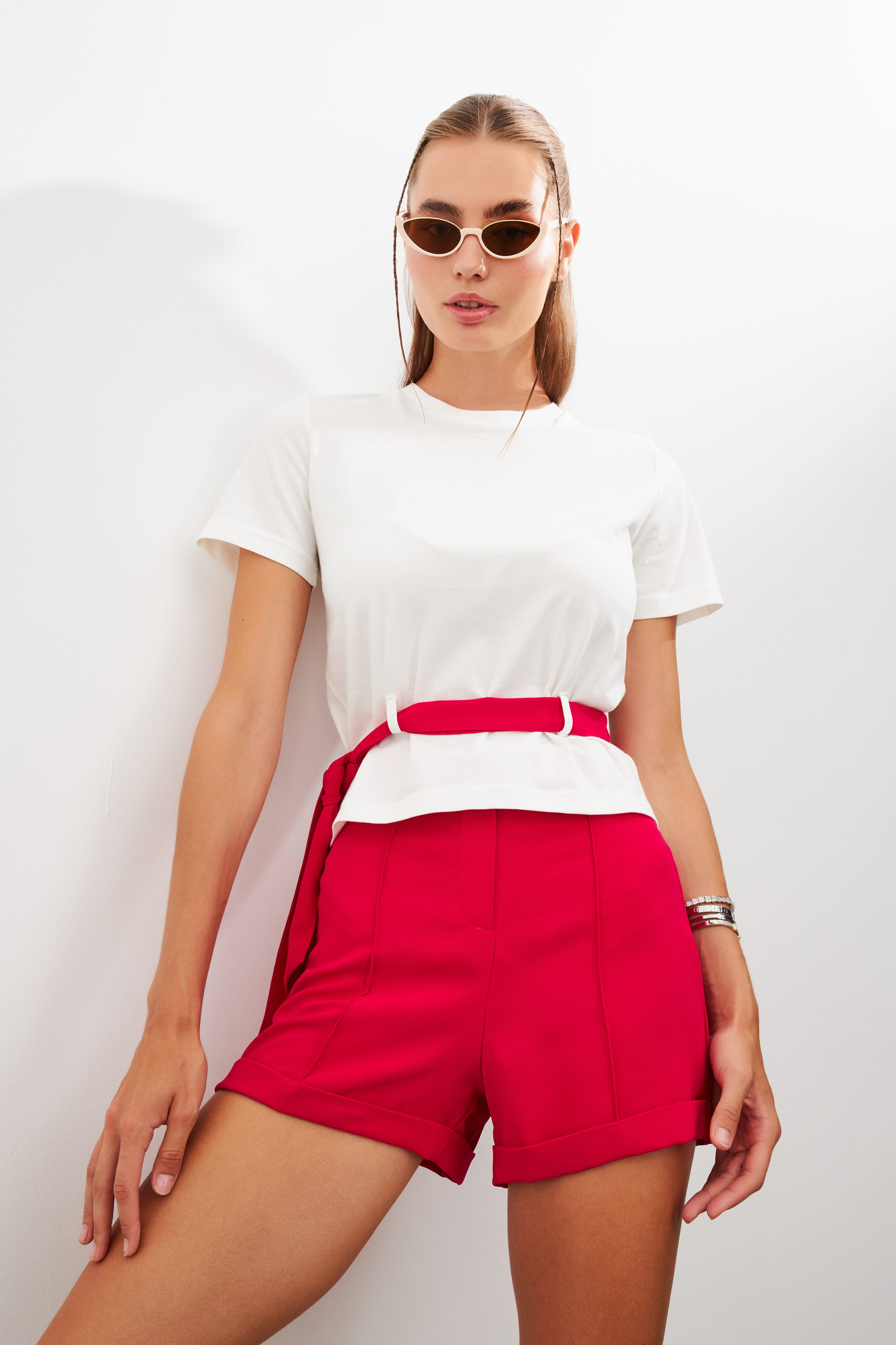 ADELE- WHITE TEE WITH BELT DETAILED