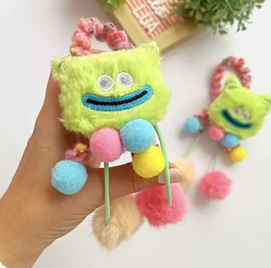 Sevimli Canavar Lastik Toka – Renkli Ponponlu, Peluş Desenli, 1 Adet Gönderim 