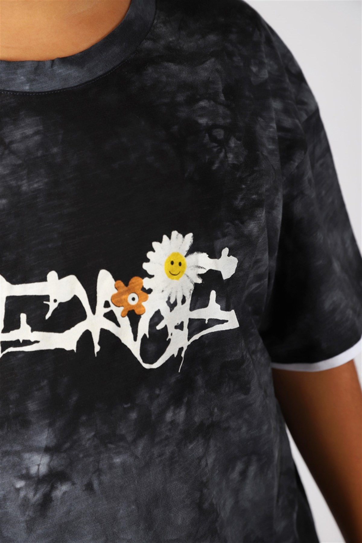 09-14 Yaş Erkek Çocuk Siyah Papatya T-Shirt