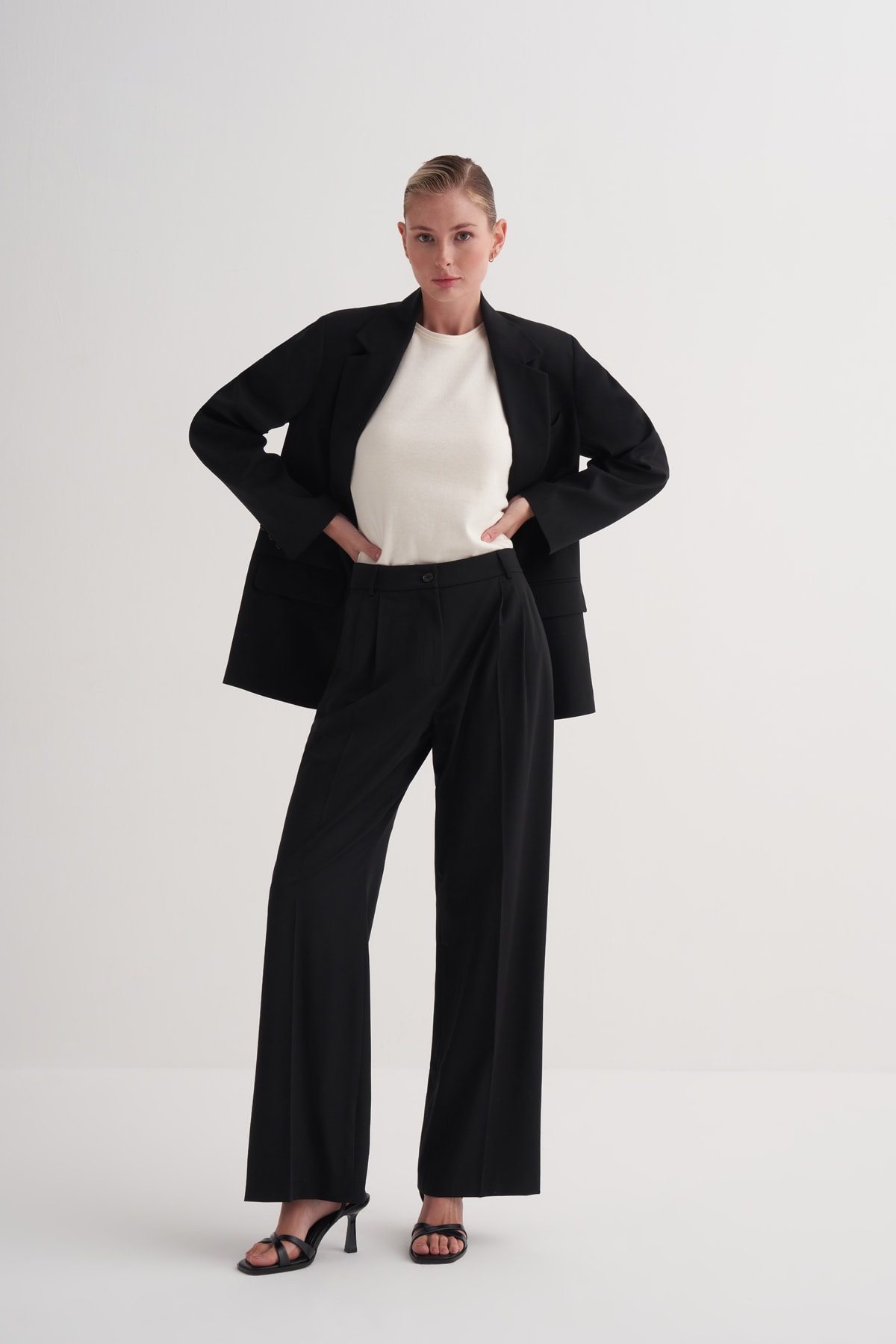 Oversize Kemerli Blazer Ceket + Çift Pileli Palazzo Pantolon Takım 