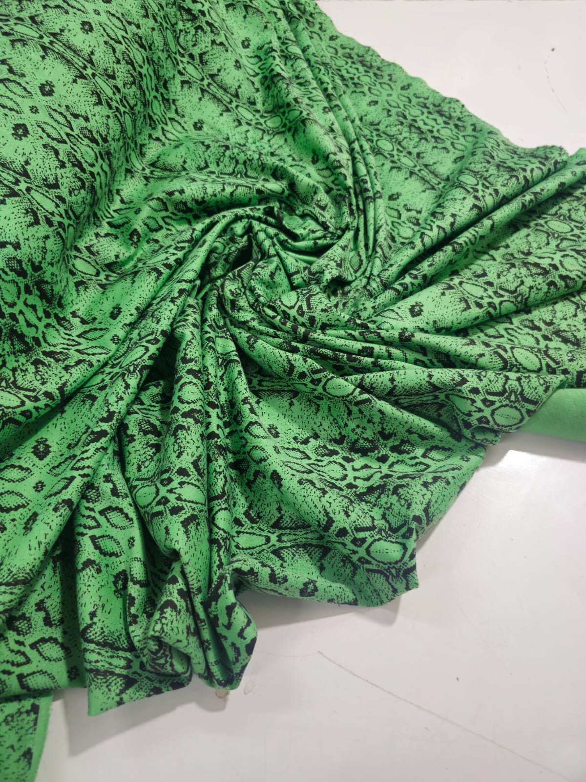 YEŞİL SİYAH YILAN DESENLİ ÇELİKLİ