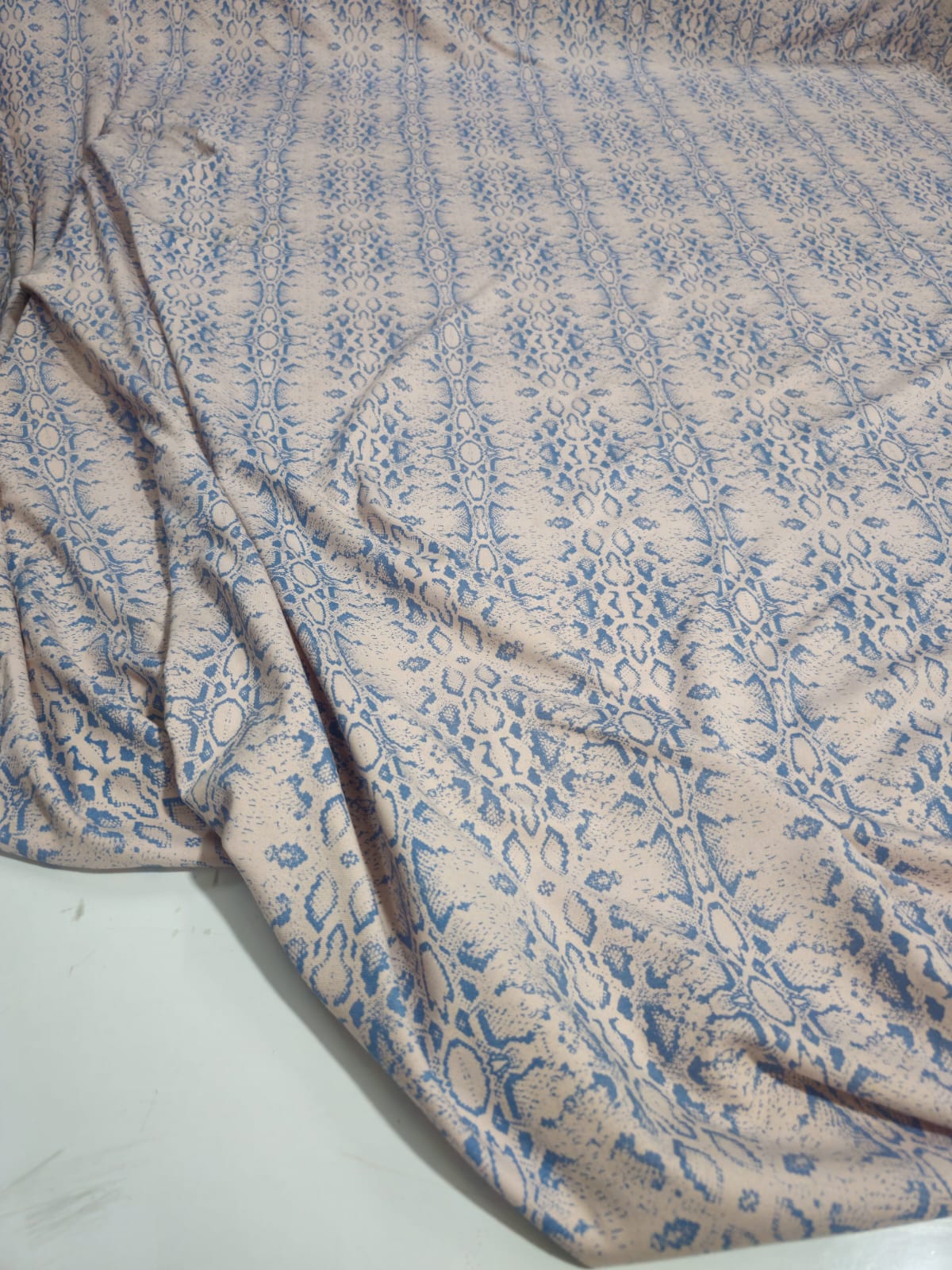 BEYAZ MAVİ YILAN DESENLİ ÇELİKLİ