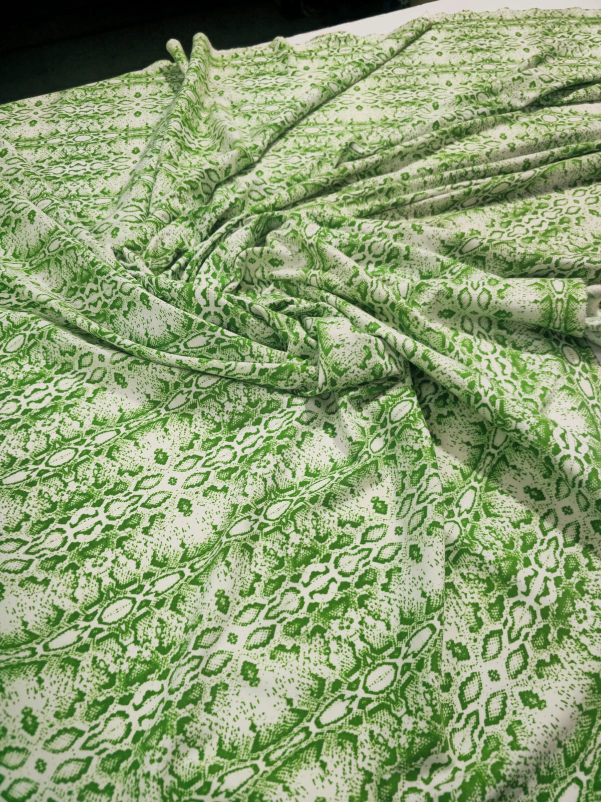 YEŞİL BEYAZ YILAN DESENLİ ÇELİKLİ