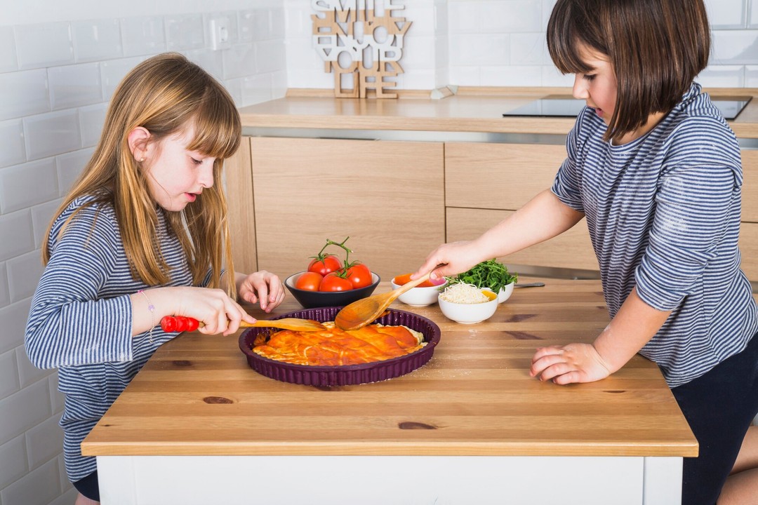 Yemek Yaparken Çocuklarınıza Sorumluluk Verin