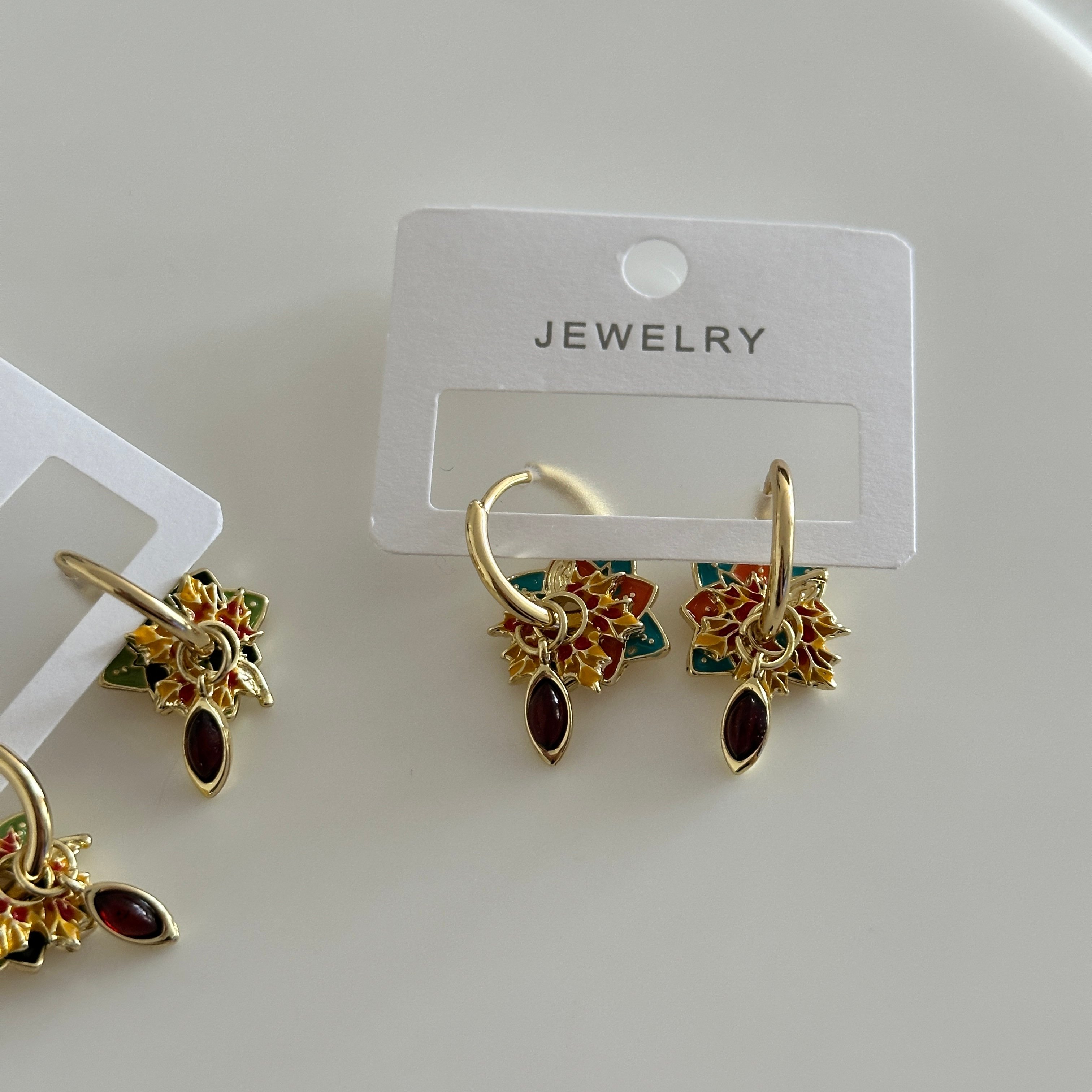 Bordo Taş Renkli Charm Küpeler