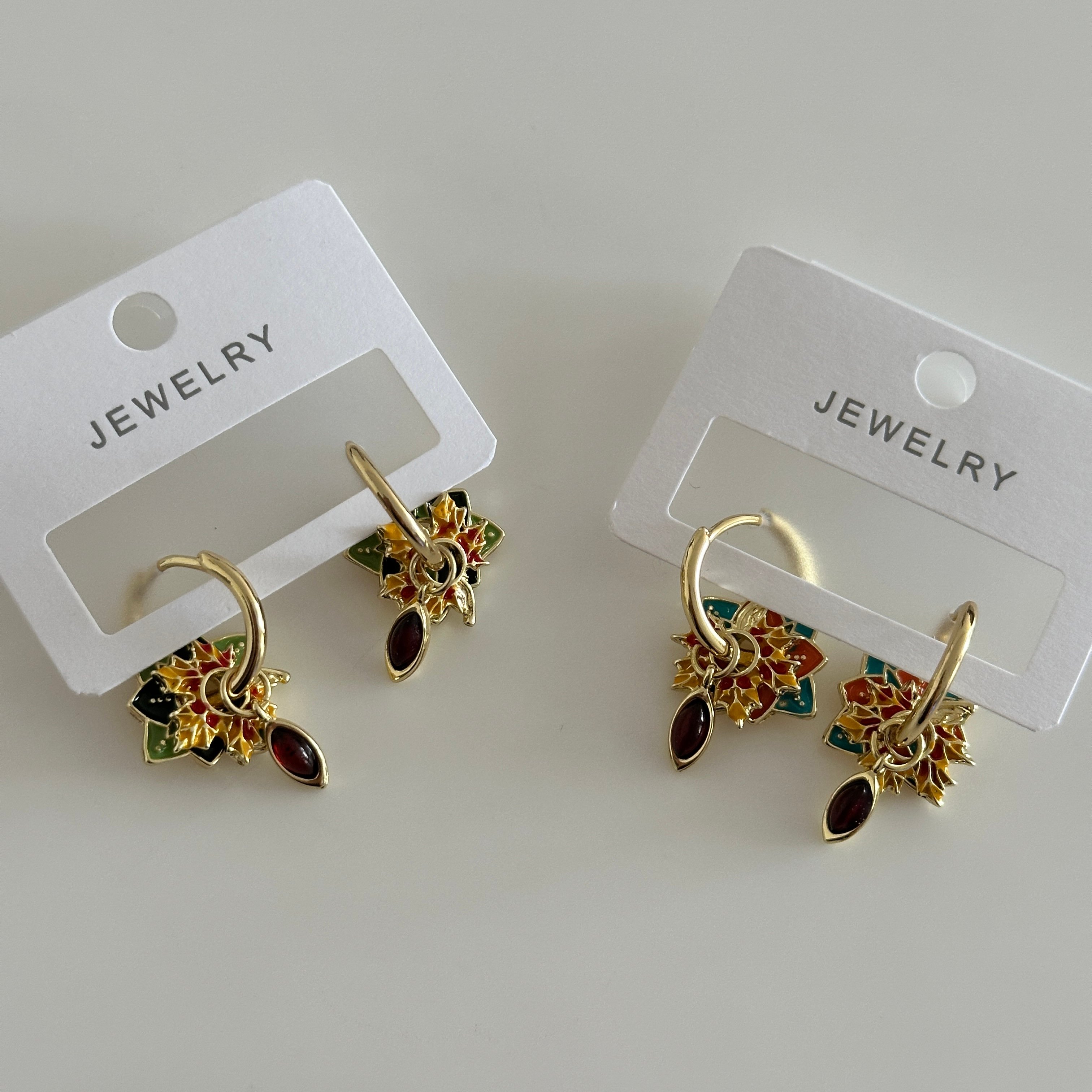 Bordo Taş Renkli Charm Küpeler