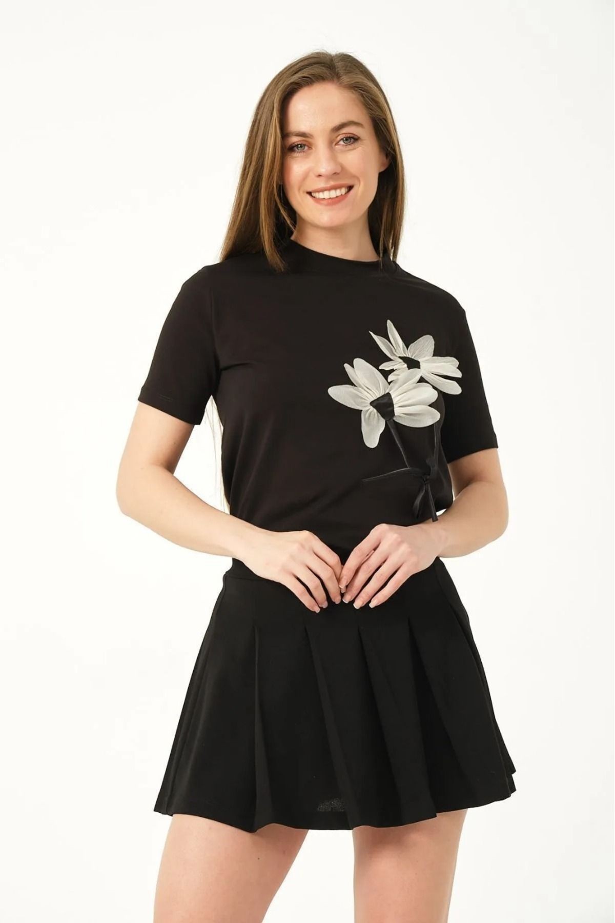 Papatya Aplikeli T-Shirt Siyah