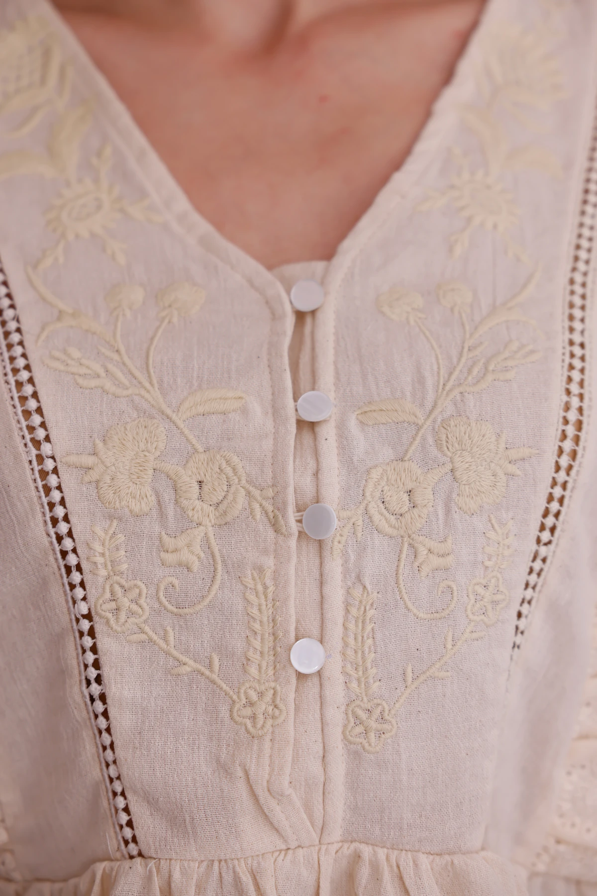 Dantel Detaylı Keten Bluz – Fırfırlı V Yaka Romantik Model