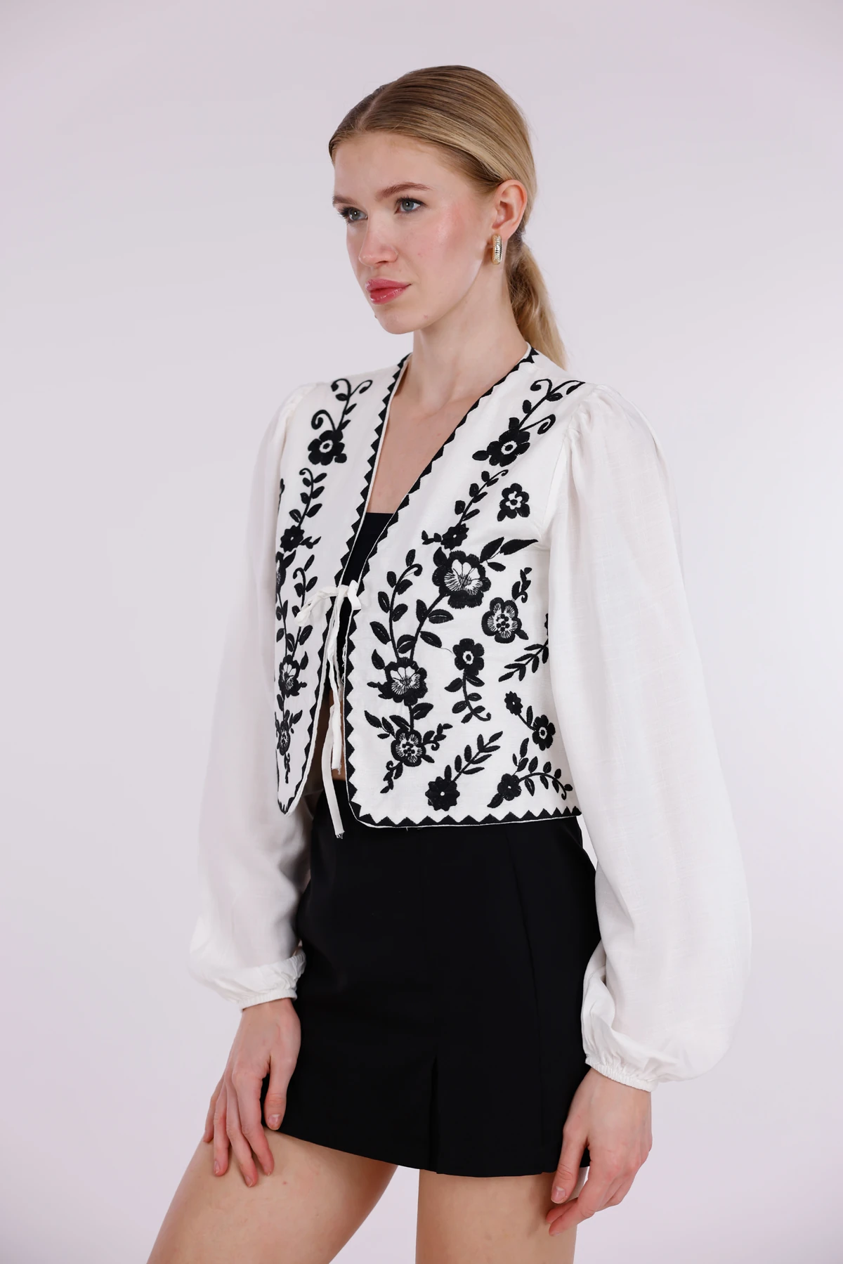 Siyah Beyaz Nakışlı Bağlamalı Keten Yelek – Bohem Tarz Crop Model