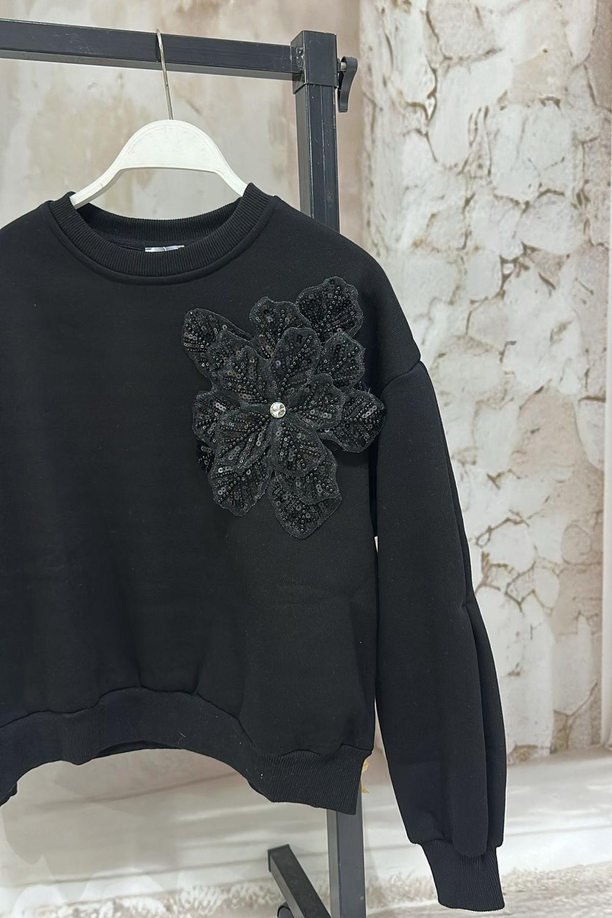Çiçek Aplikeli Siyah Sweatshirt %95 Pamuk