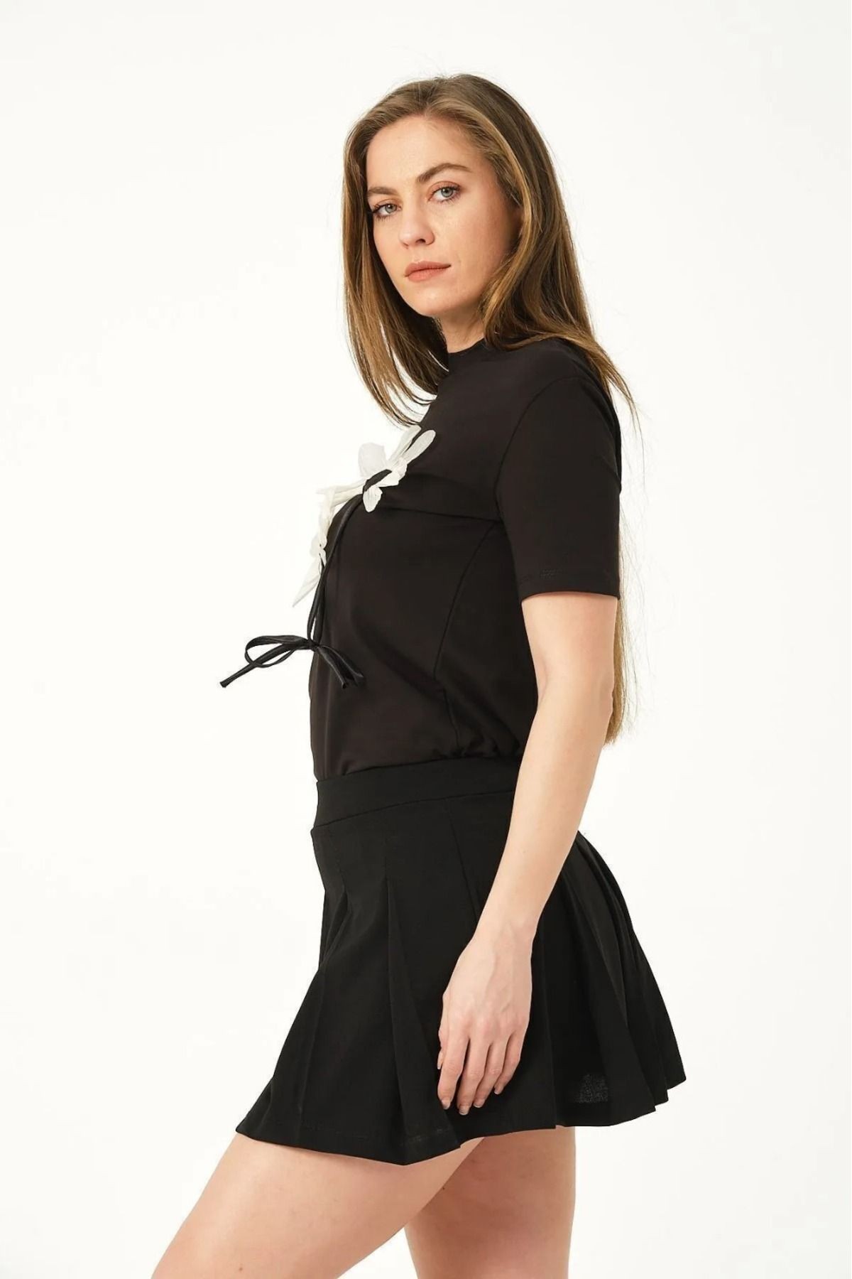 Papatya Aplikeli T-Shirt Siyah